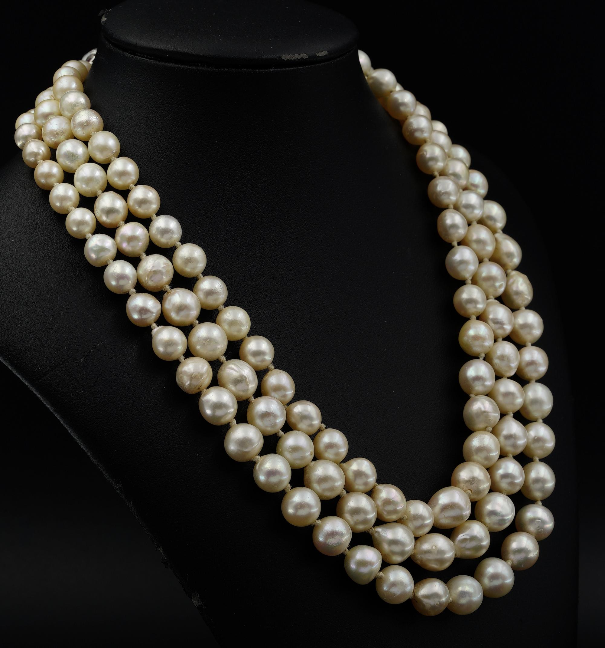 Art Deco Three Strand Baroque Shaped Pearl Necklace Ruby Diamond Large Clasp In Good Condition For Sale In Napoli, IT