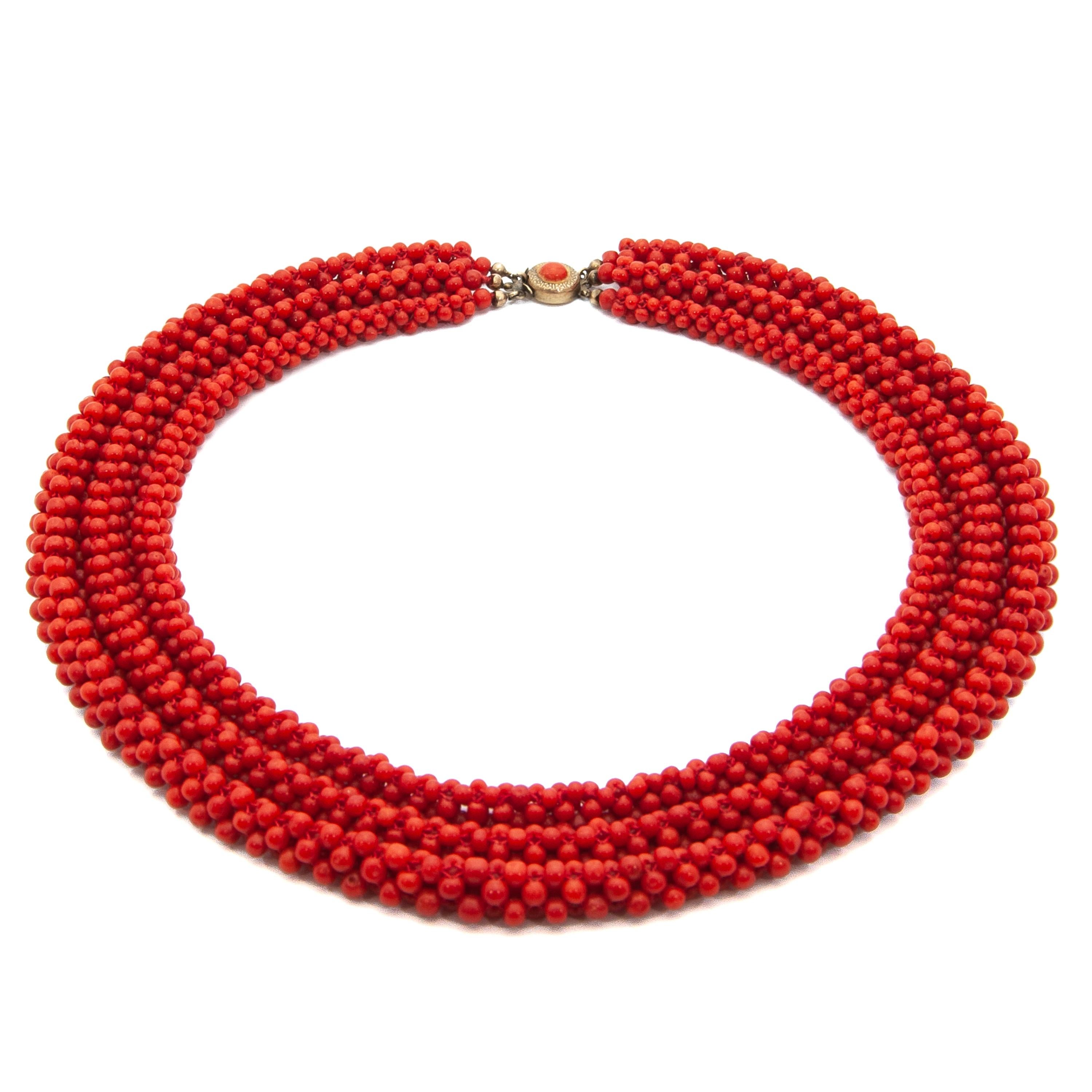 Red Coral Woven Beaded Necklace In Good Condition In Rotterdam, NL