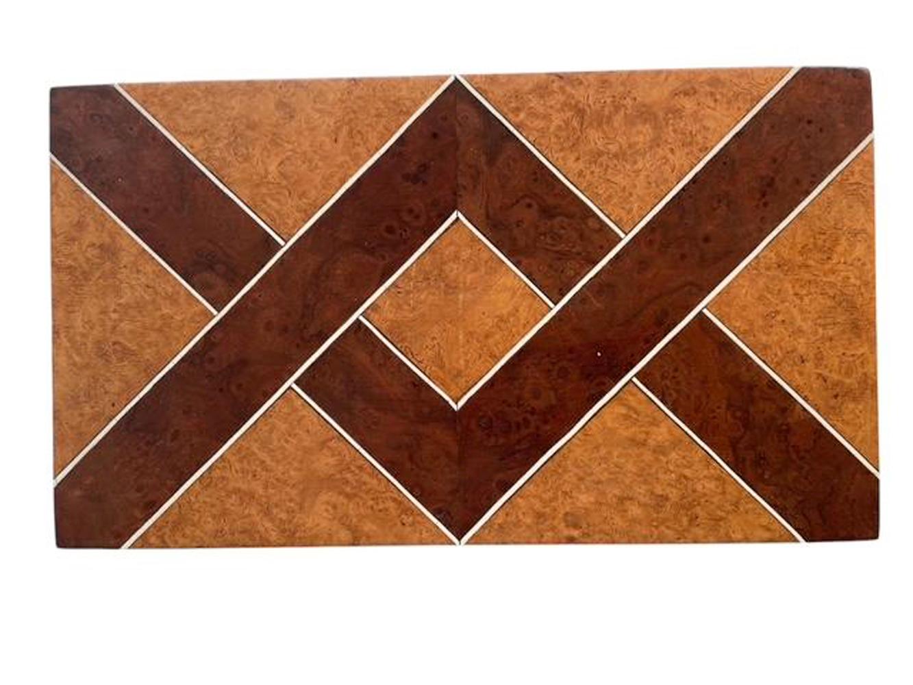 Caja de cigarrillos Art Decó de 2 cámaras de madera de thuya burilada con una incrustación de nogal burilado ribeteado de hueso que recorre ambos lados de cada esquina y está configurada para que parezca que cada pieza pasa por encima o por debajo