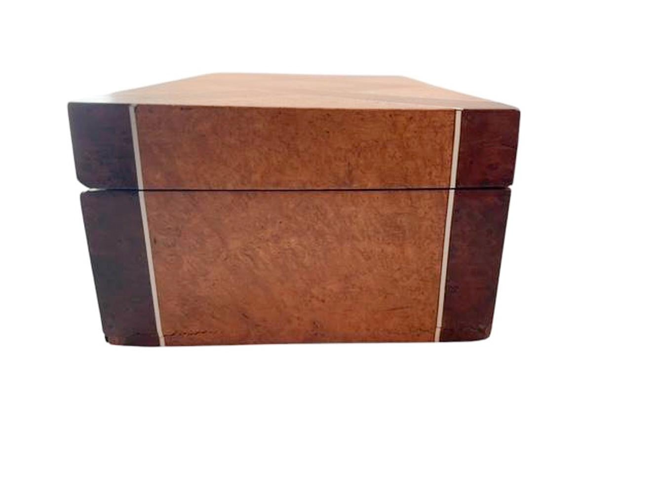 Cigarrera Art Decó de Burl de Thuya con Burl de Nogal y Detalle de Hueso Inglés en venta