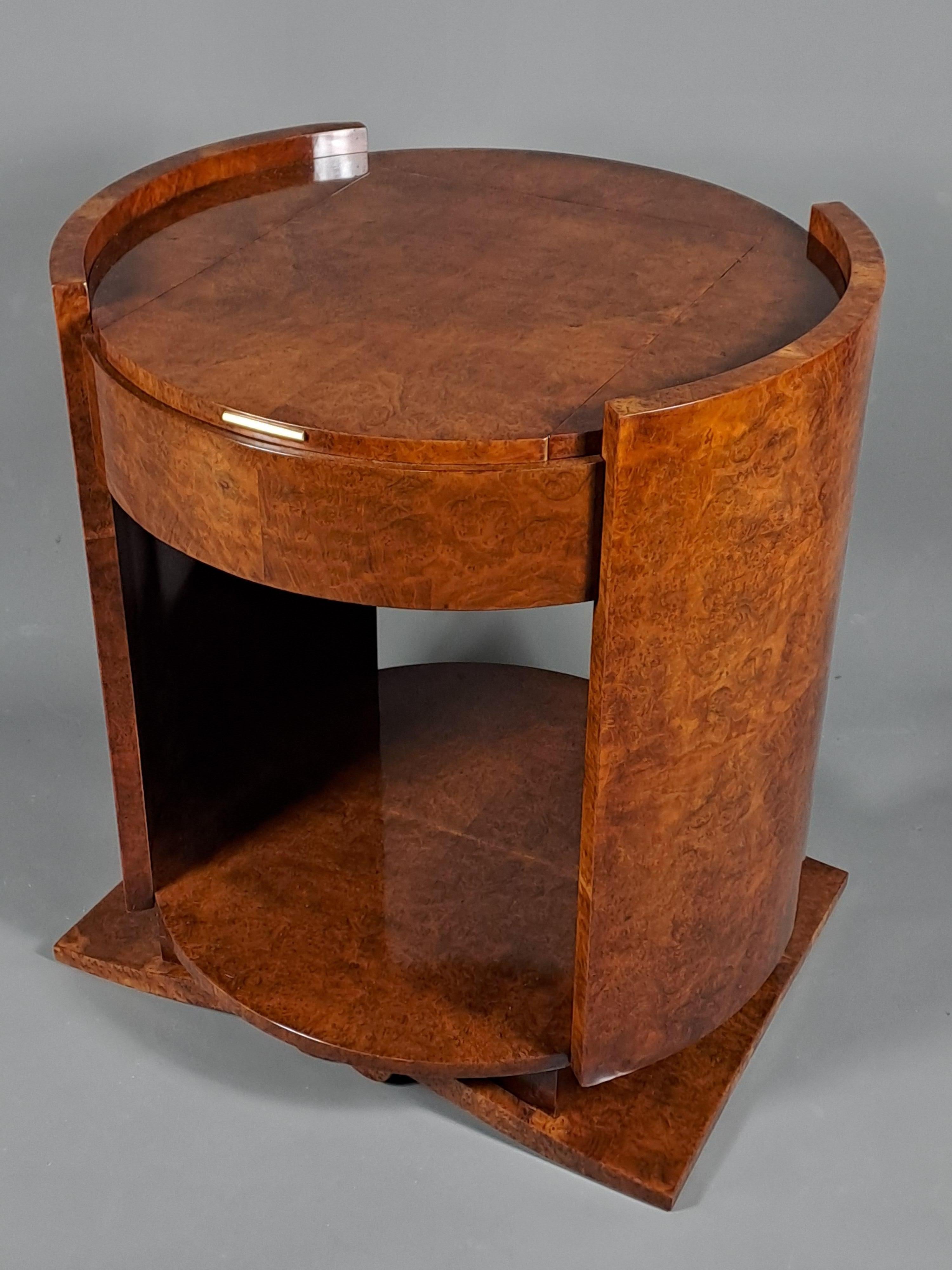 Cylindrical piece of furniture in the shape of a pedestal table forming a dressing table or or worker table with a drop-leaf top revealing a mirror and storage space.

Parisian work of superb quality.

CIRCA 1940

Superb piece to be attributed to a