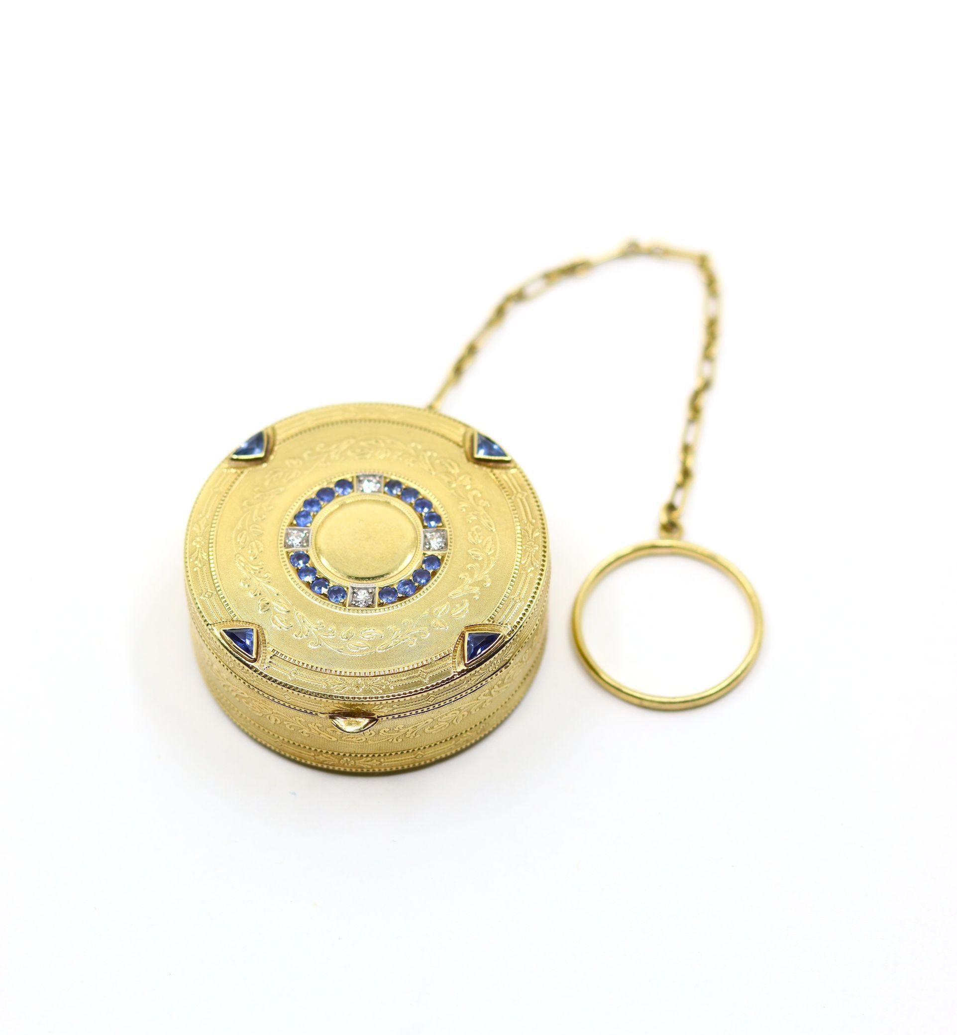 Art Deco 1920 Tiffany & Co. in oro 14K, zaffiro e diamanti, portapillole in filigrana

Contrassegnato:
Tiffany & Co.
14K

Dimensioni approssimative:
3,7 cm (diametro)
1,3 cm (profondità)
12 cm (lunghezza della catena)
Circa 0.8 carati (zaffiro)
24,9