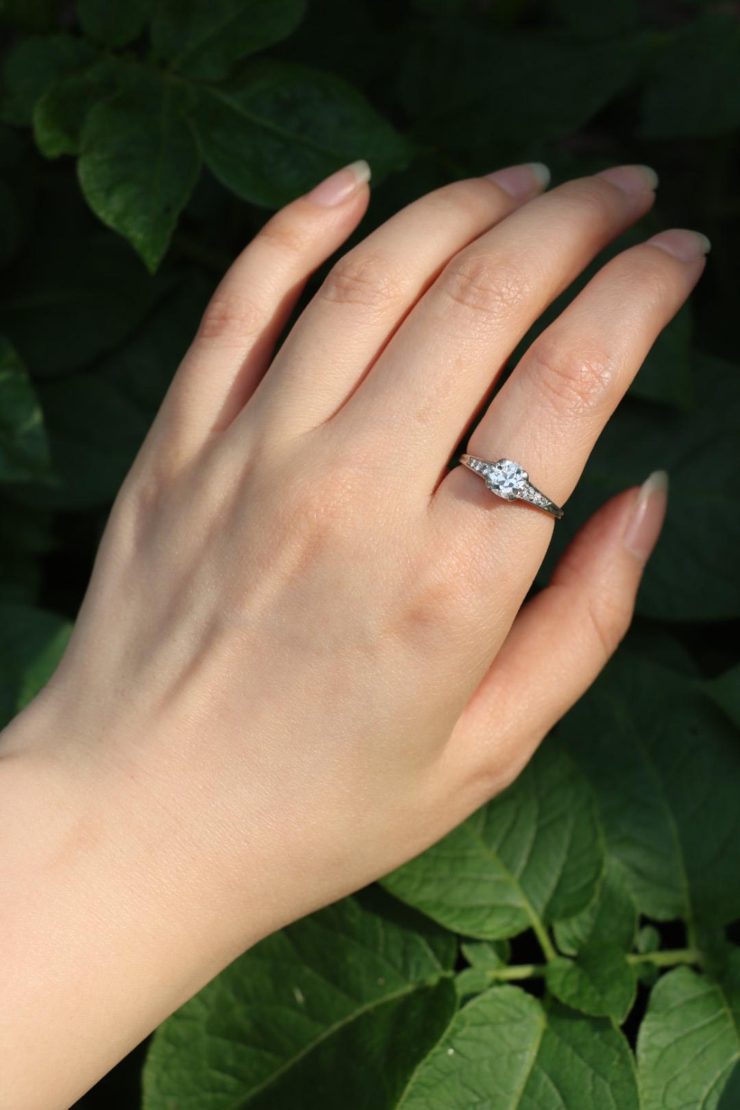 Tiffany & Co Bague en platine avec diamants

Marqué :
PLAT
TIFFANY & Co.

Dimensions approximatives :
6,25 (taille de bague) 
Environ 0,75 carats (diamant)
Environ 0,12 carats (diamant latéral)
Poids : 2,4 grammes.

** Les diamants et les pierres de