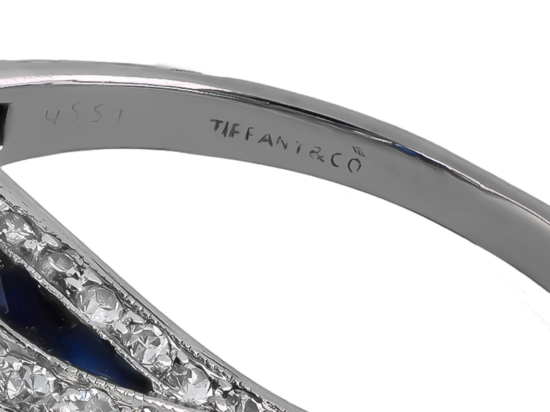 Oval Cut Art Deco Tiffany & Co. sapphire and diamond cluster ring, circa 1925 For Sale