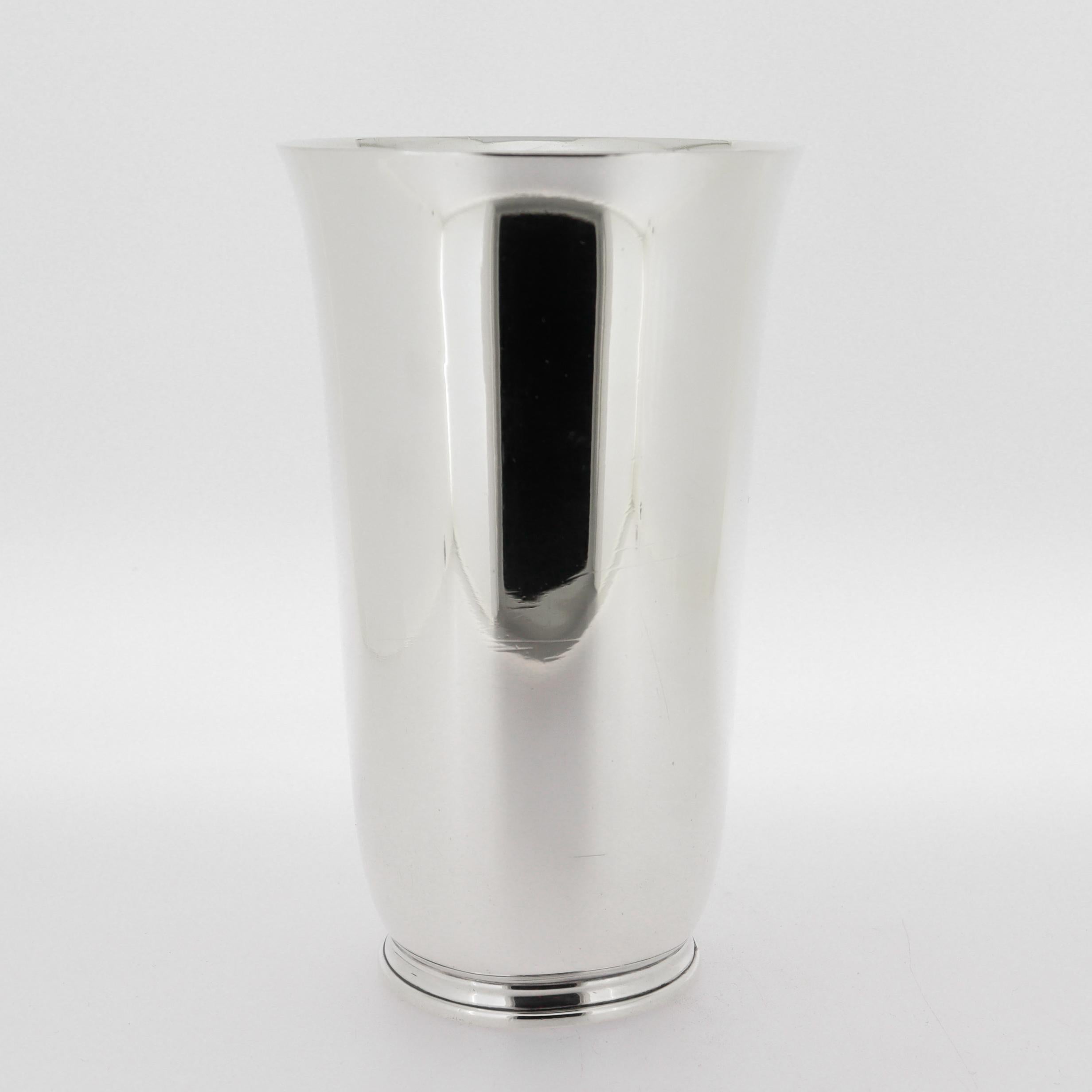 A fine antique Art Deco period silver tumbler.

By Tiffany & Co. 

In the form of a High Ball beaker or cup.

Fully marked to the base.

Simply a wonderful antique Tiffany cocktail tumbler!

Date:
Early 20th Century

Overall Condition:
It is in