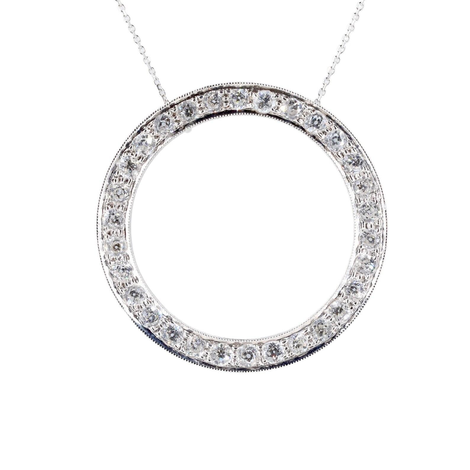 Pendentif circulaire en diamant en platine de Tiffany & Company, d'époque Art Déco. Serti de 30 diamants de taille européenne ancienne pesant un total de 3,00 carats. Les diamants sont de couleur G/H et de pureté VS.

Signé Tiffany, et testé comme