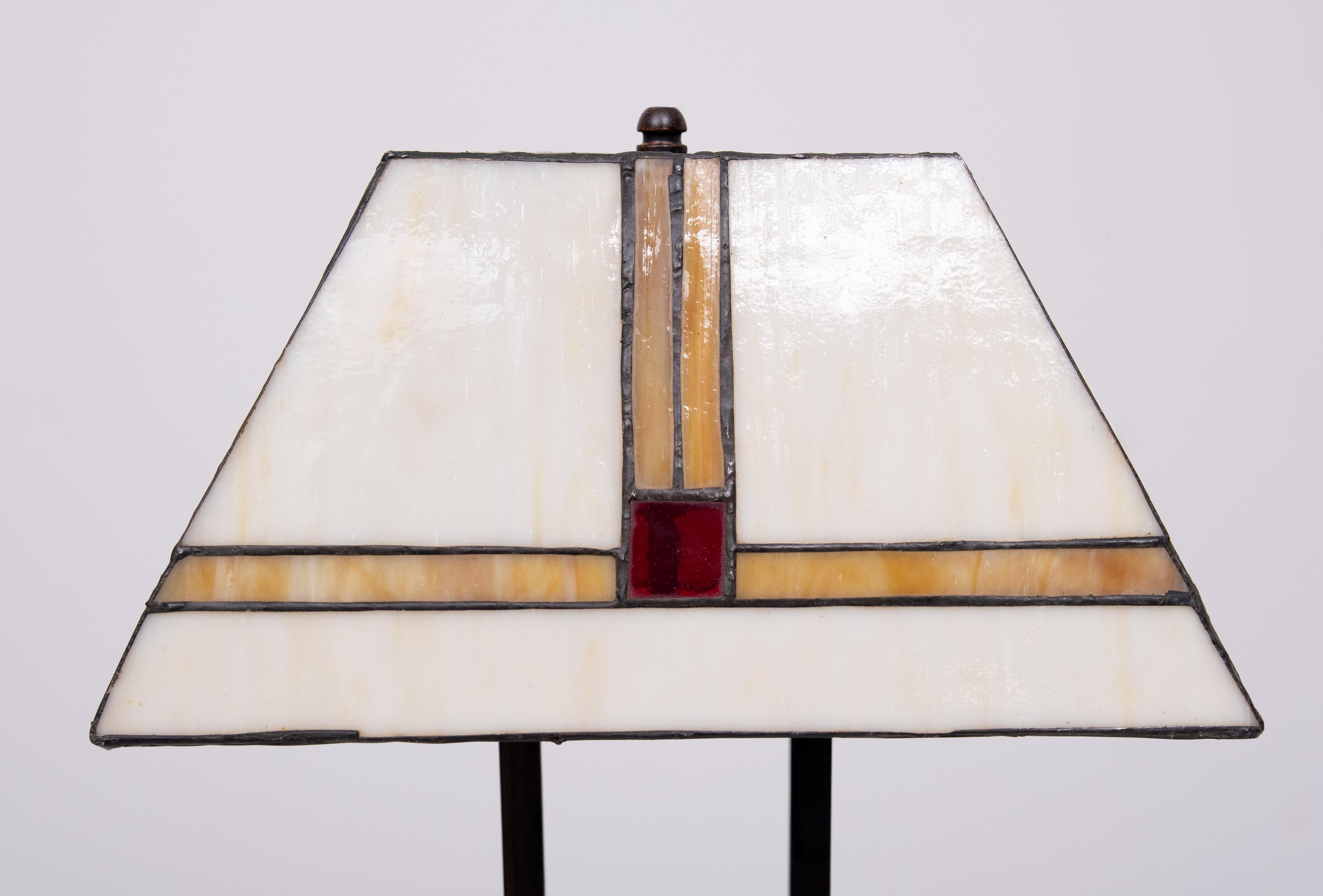 Coppia di lampade da tavolo in stile Art Déco molto bella.  delle lampade Tiffany.
Paralume in vetro colorato fatto a mano. Base color bronzo.
2 piccole lampade a zoccolo ciascuna. Ottime condizioni. 