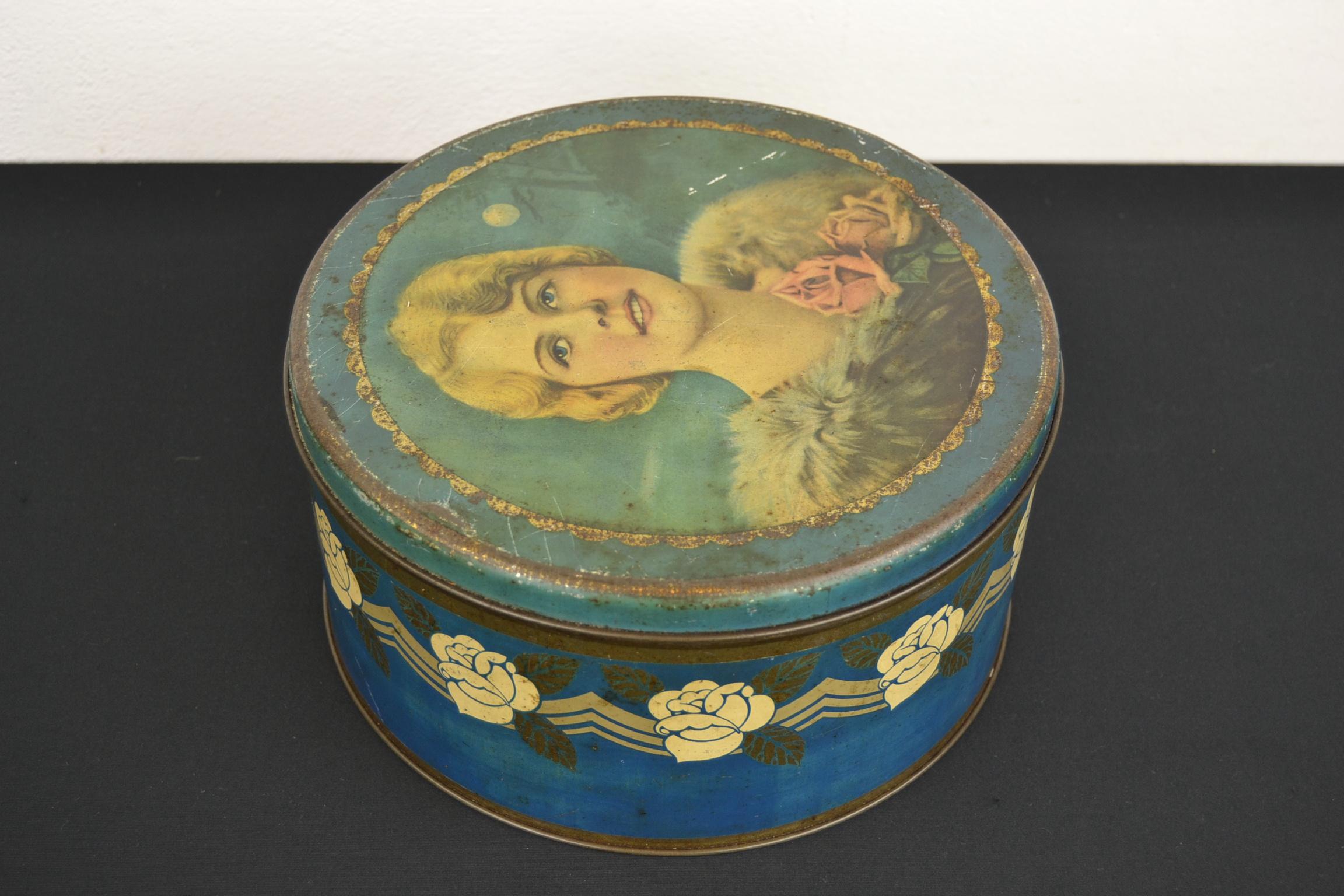 Art Deco Tin with Lady with Stola and Roses For Sale 3