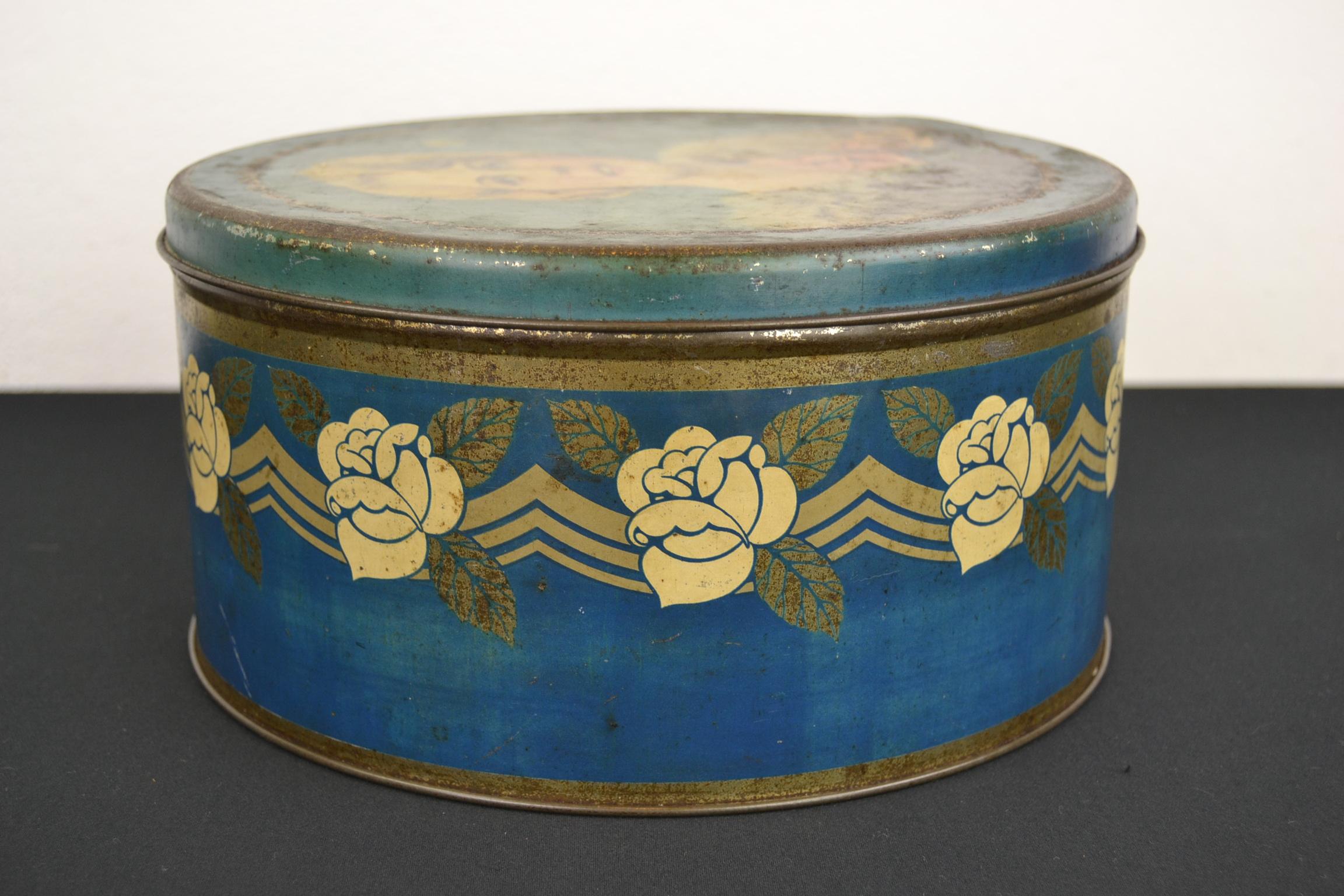 Art Deco Tin with Lady with Stola and Roses For Sale 4