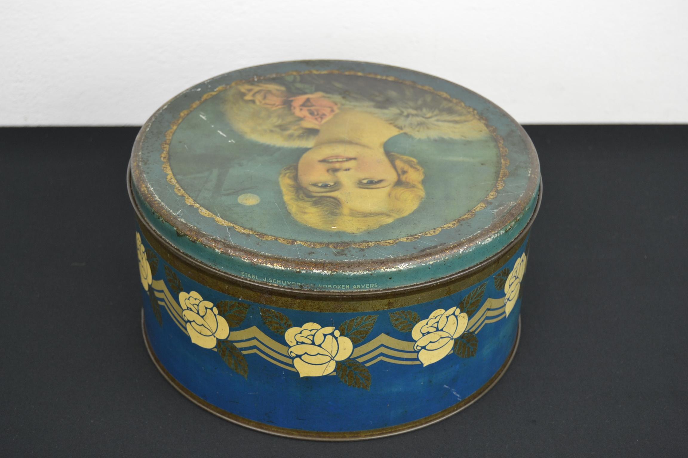 Art Deco Tin with Lady with Stola and Roses For Sale 5