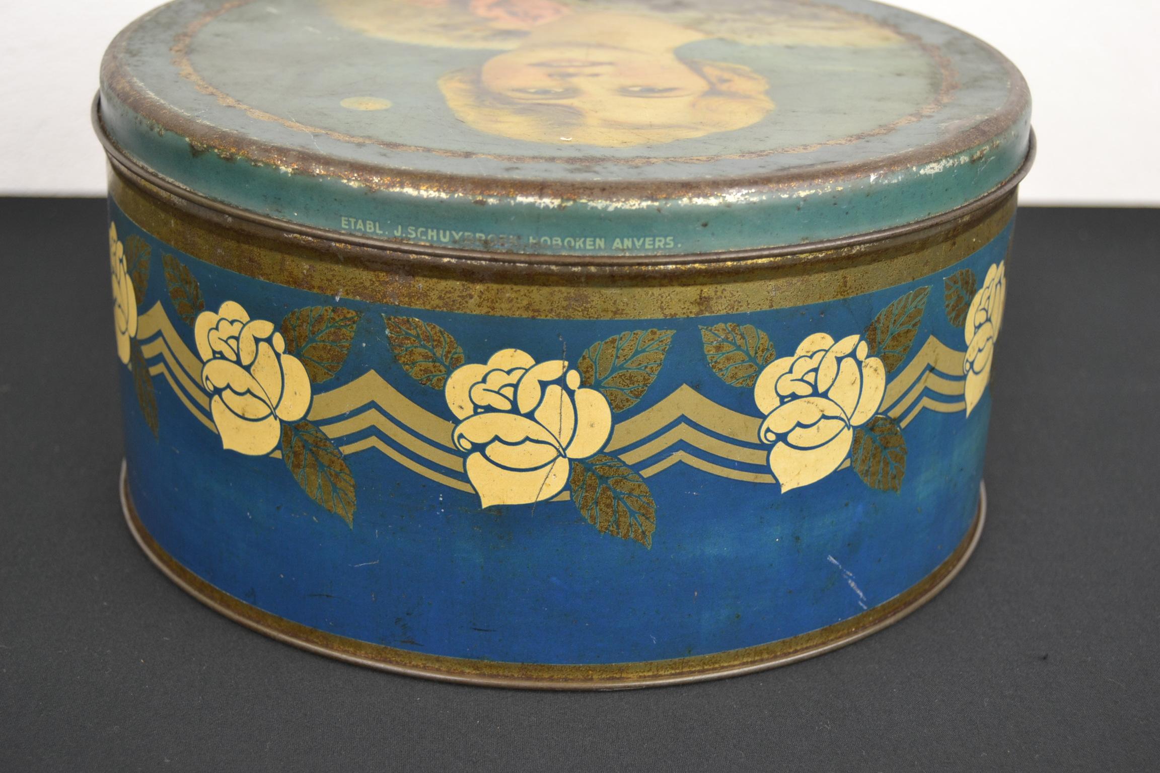 Art Deco Tin with Lady with Stola and Roses For Sale 6