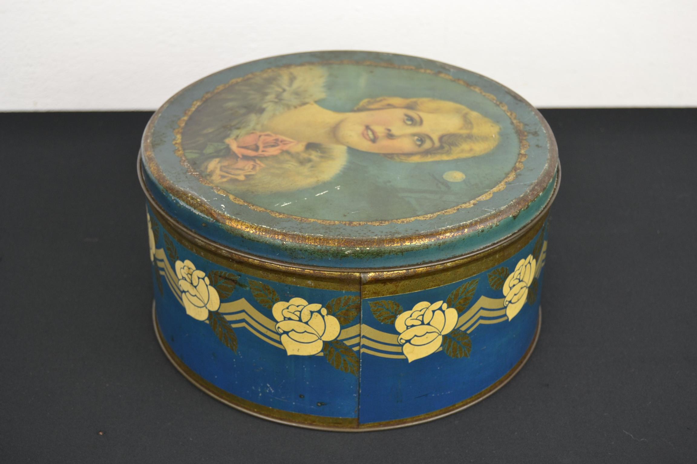 Art Deco Tin with Lady with Stola and Roses For Sale 8