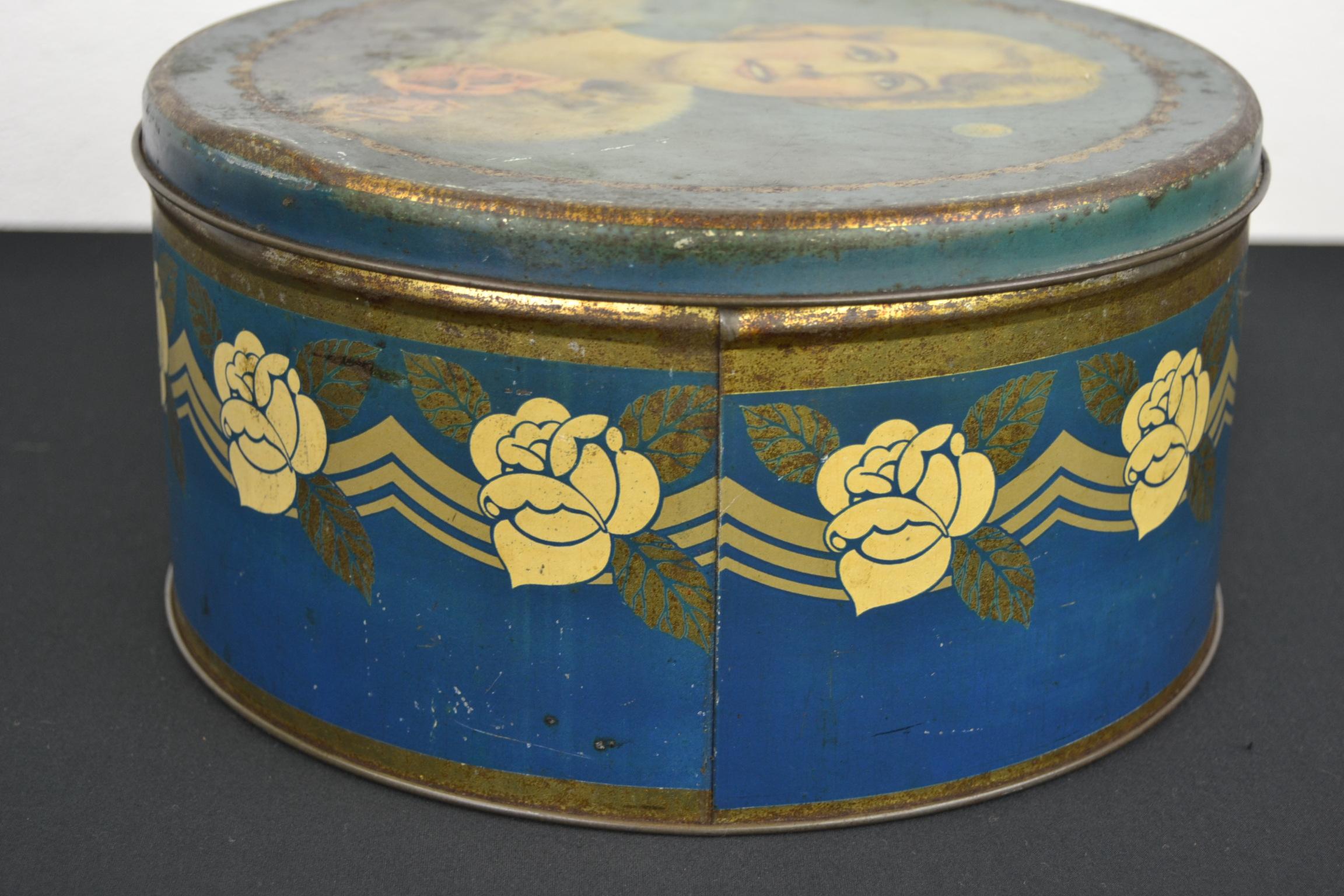 Art Deco Tin with Lady with Stola and Roses For Sale 9