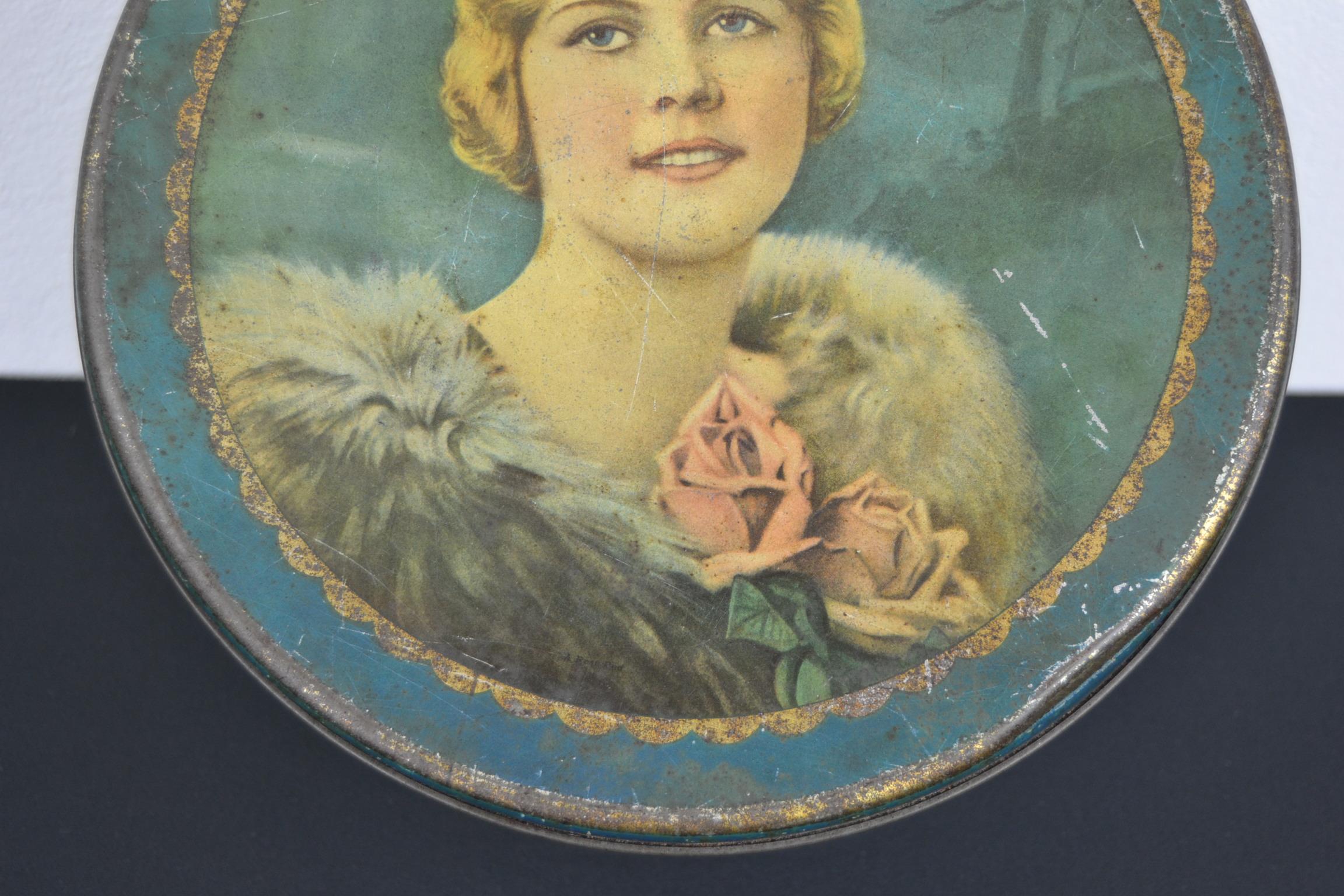 Art Deco Tin with Lady with Stola and Roses In Good Condition For Sale In Antwerp, BE