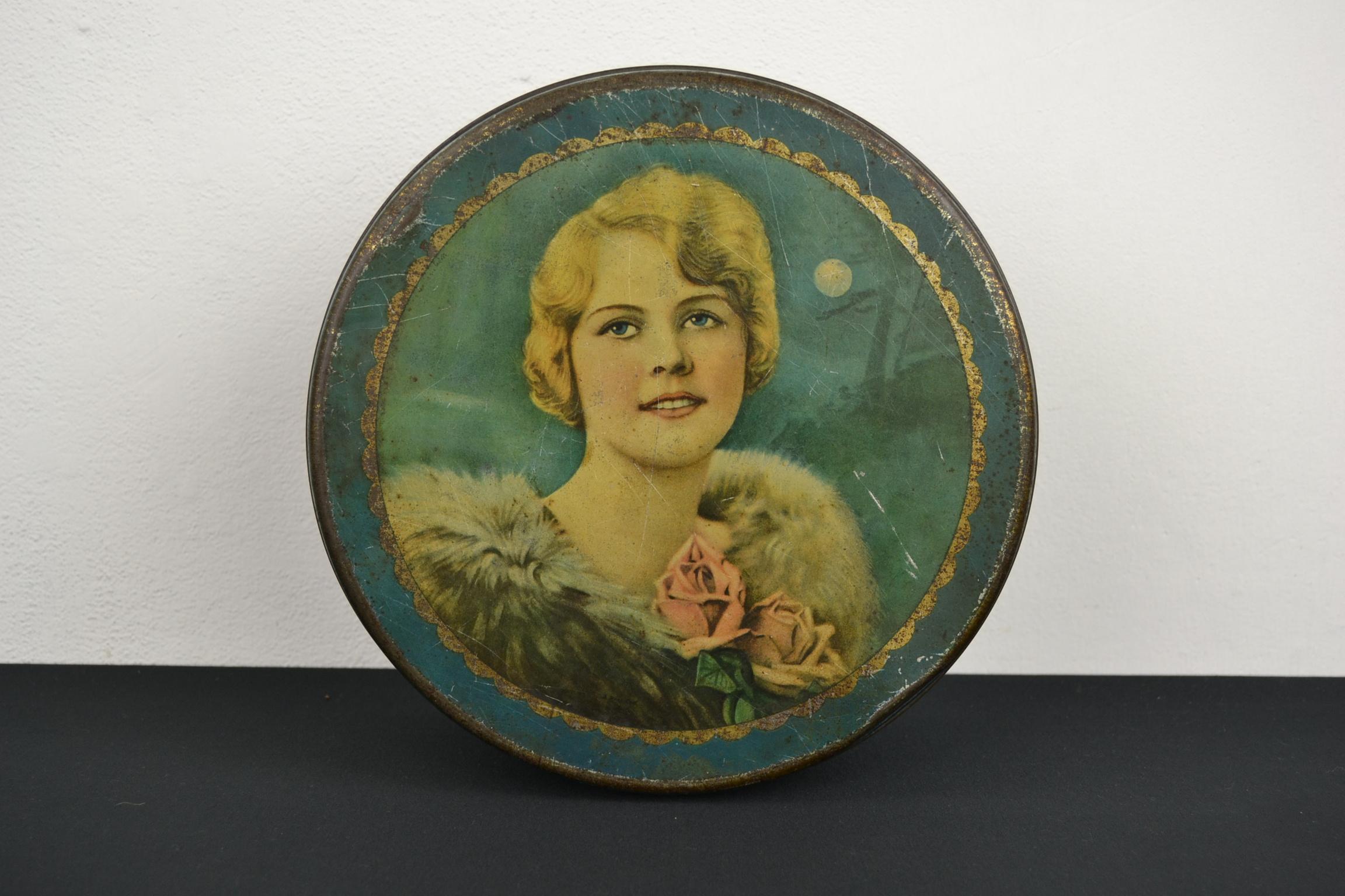 20th Century Art Deco Tin with Lady with Stola and Roses For Sale
