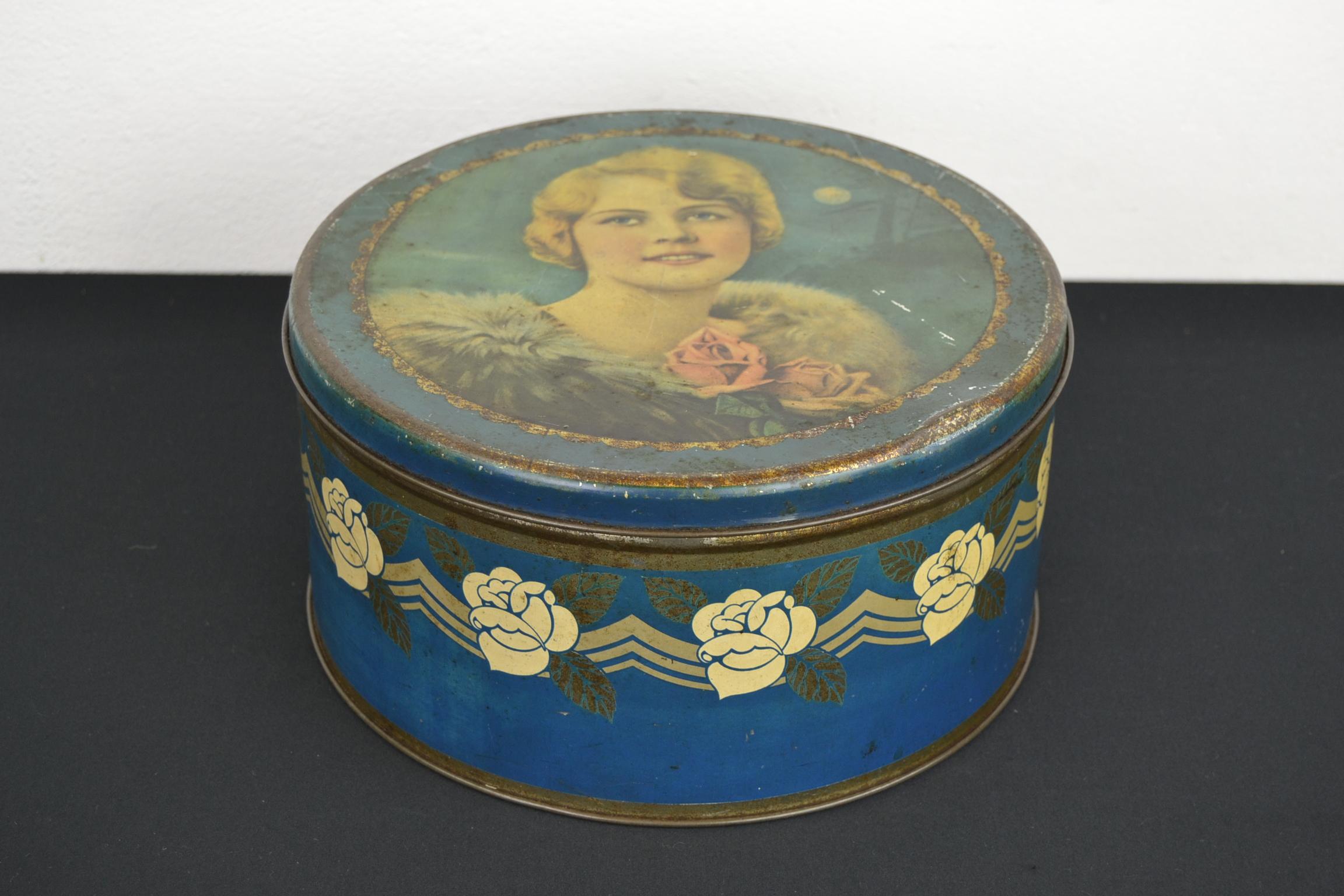 Art Deco Tin with Lady with Stola and Roses For Sale 1