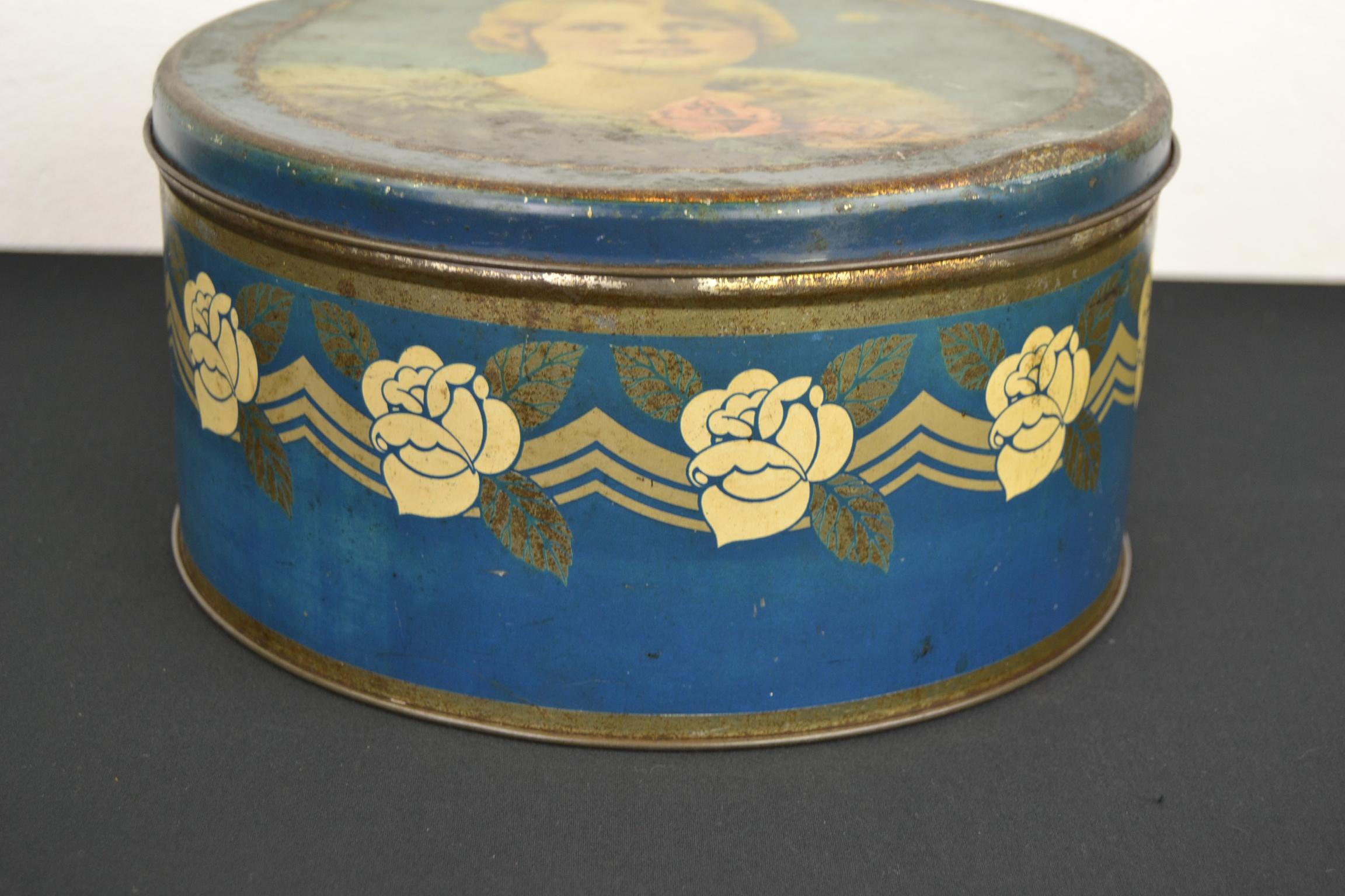 Art Deco Tin with Lady with Stola and Roses For Sale 2