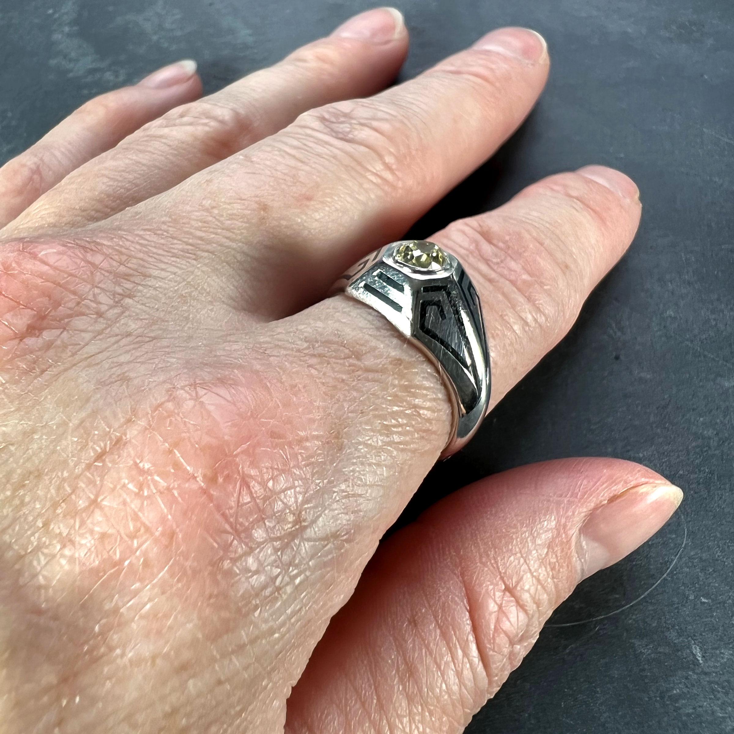 14 Karat Weißgold Emaille-Ring mit getöntem gelbem Diamant im Art déco-Stil im Angebot 8