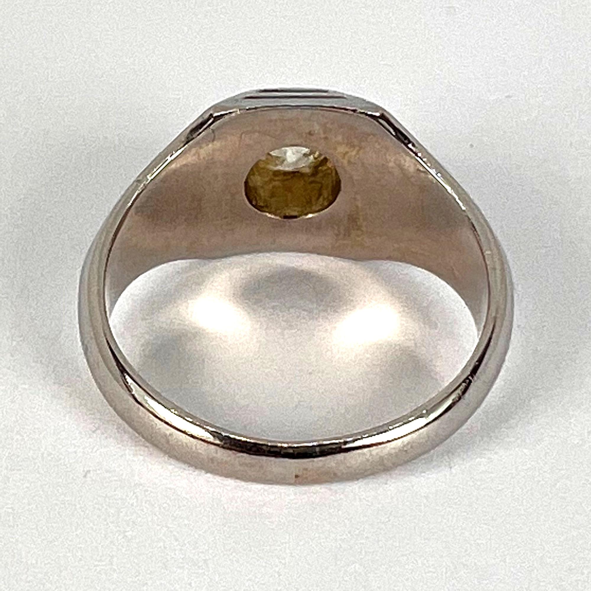 Taille vieille Europe Bague Art déco en or blanc 14 carats et émail avec diamants jaunes teintés en vente