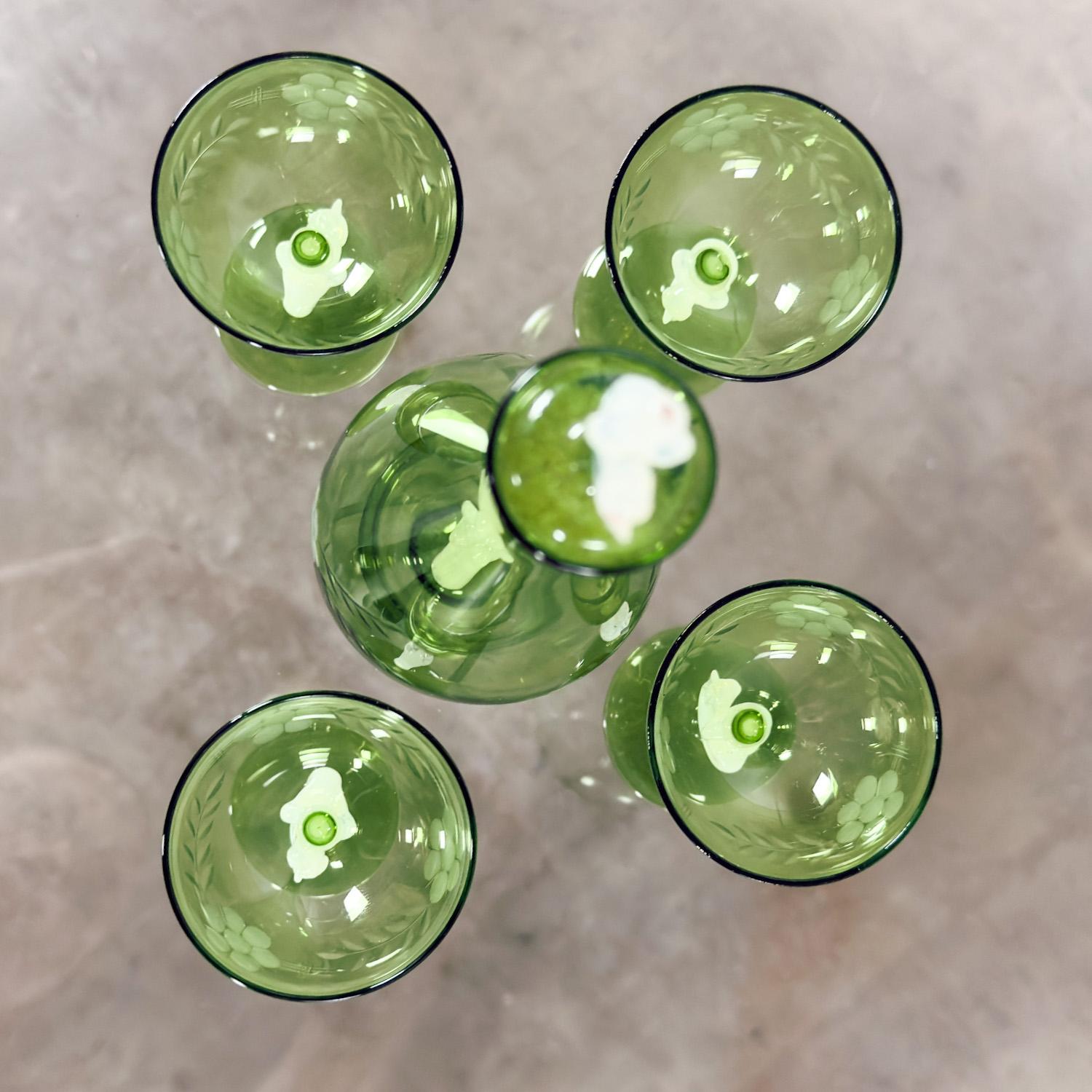 Realizzato con acquaforte Set di vetri artistici austriaci da Art Deco ad Art Nouveau Bimini Glass 1 decanter e 4 coupé in vendita