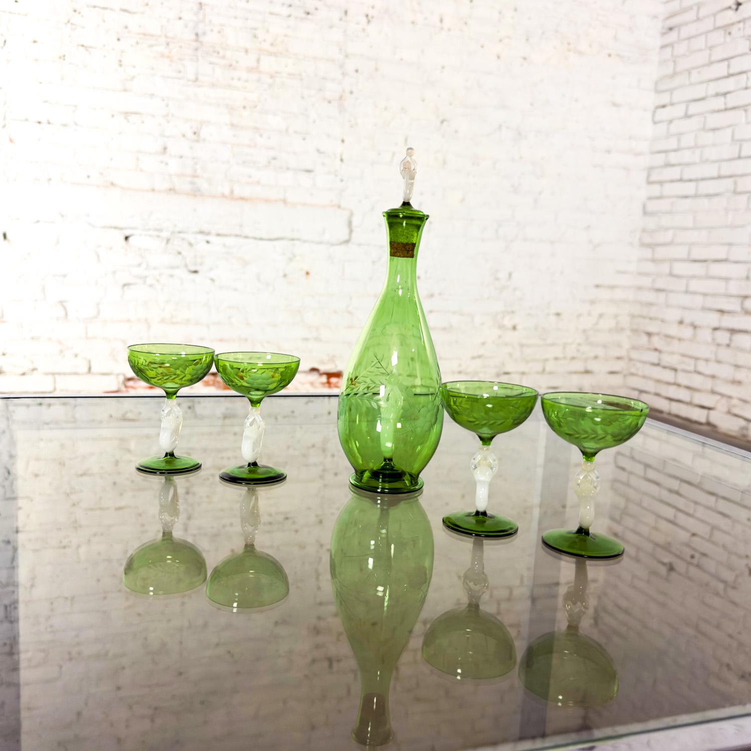 Set di vetri artistici austriaci da Art Deco ad Art Nouveau Bimini Glass 1 decanter e 4 coupé In condizioni buone in vendita a Topeka, KS