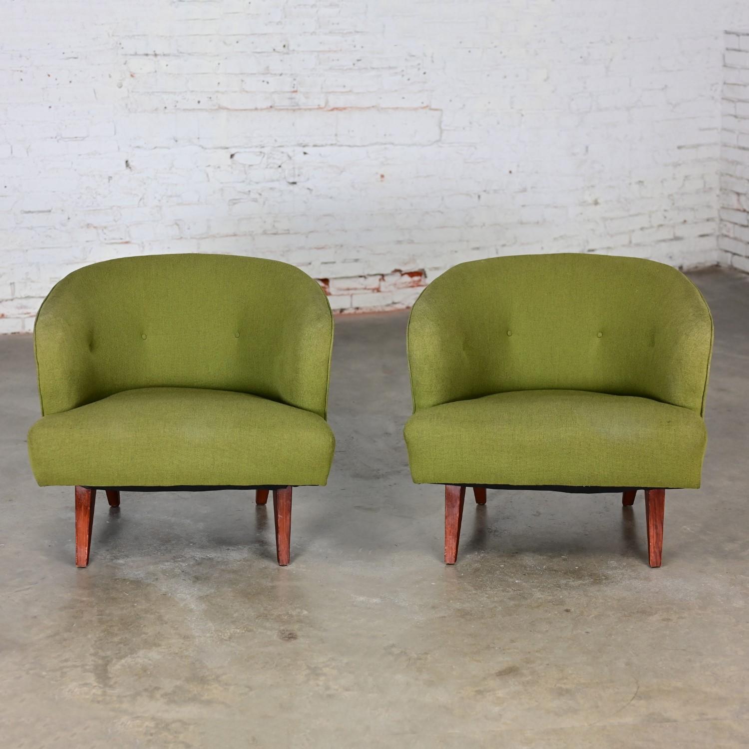 Fabulous Mitte des 20. Jahrhunderts Art Deco zu Mid-Century Modern Eimer oder Barrel Stil Akzent oder Lounge-Stühle tragen ihre ursprüngliche grüne Stoff mit Knopf Detail auf Rücken, Juteband, Spiralfedern, & Tacks unter einem neuen Staubschutz, und