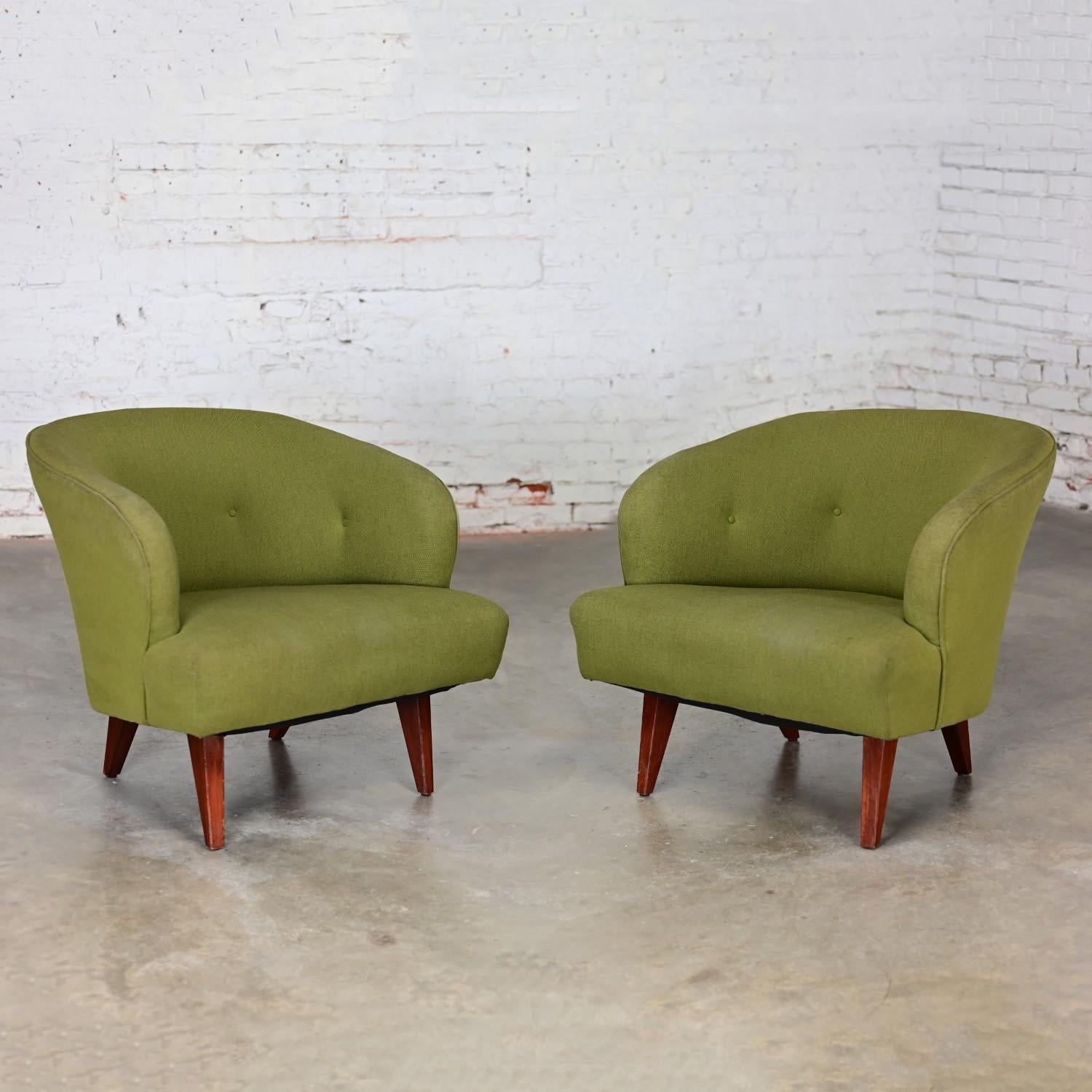 Ein Paar Art-Déco- oder Loungesessel im MCM-Stil mit grünem Eimer- oder Fass-Akzent oder Barrel-Stil (Art déco) im Angebot
