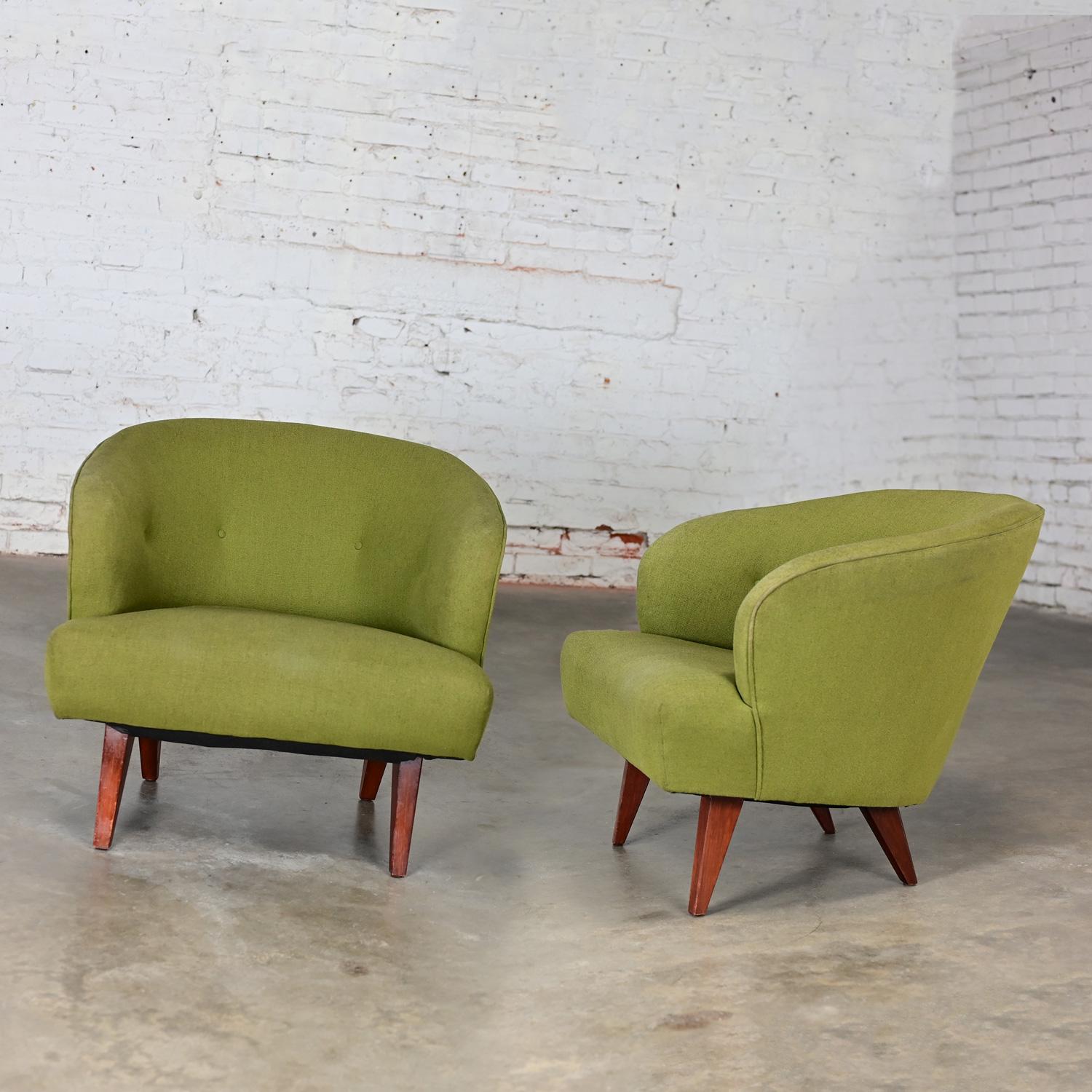 Ein Paar Art-Déco- oder Loungesessel im MCM-Stil mit grünem Eimer- oder Fass-Akzent oder Barrel-Stil (Unbekannt) im Angebot