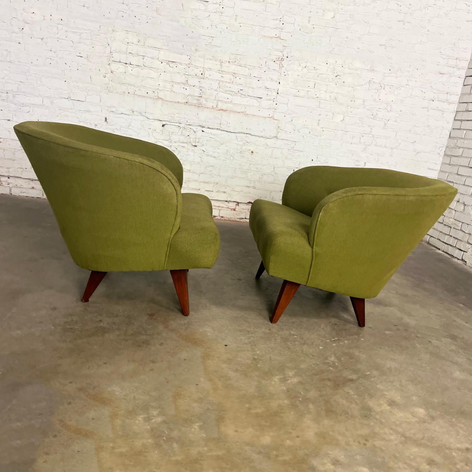 Ein Paar Art-Déco- oder Loungesessel im MCM-Stil mit grünem Eimer- oder Fass-Akzent oder Barrel-Stil (20. Jahrhundert) im Angebot