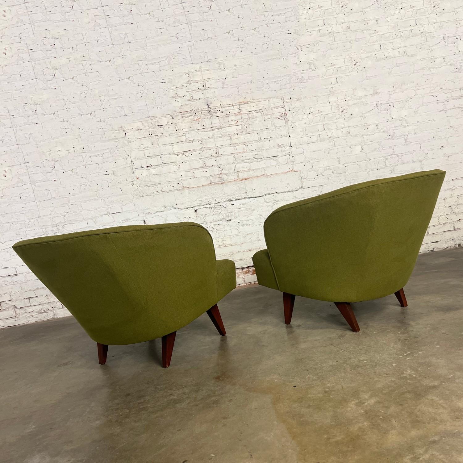Ein Paar Art-Déco- oder Loungesessel im MCM-Stil mit grünem Eimer- oder Fass-Akzent oder Barrel-Stil im Angebot 1