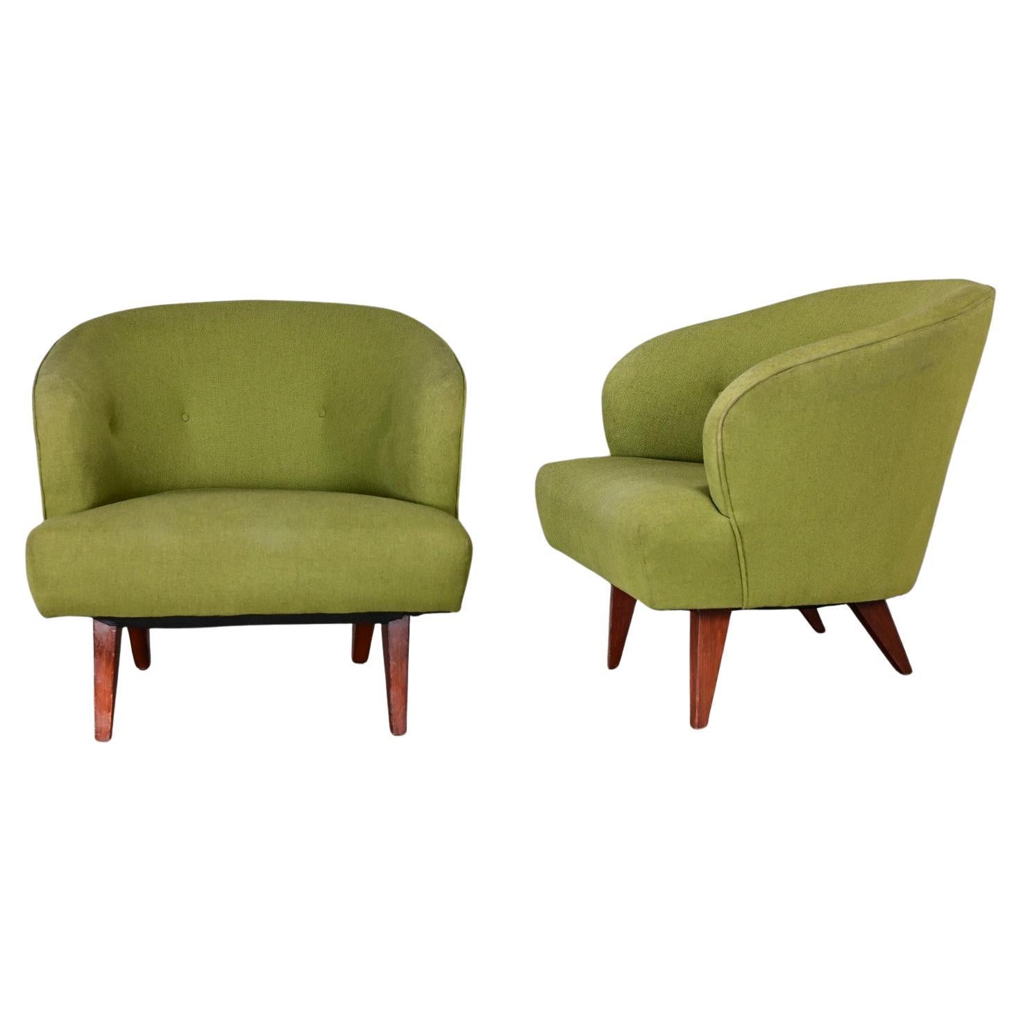 Ein Paar Art-Déco- oder Loungesessel im MCM-Stil mit grünem Eimer- oder Fass-Akzent oder Barrel-Stil im Angebot