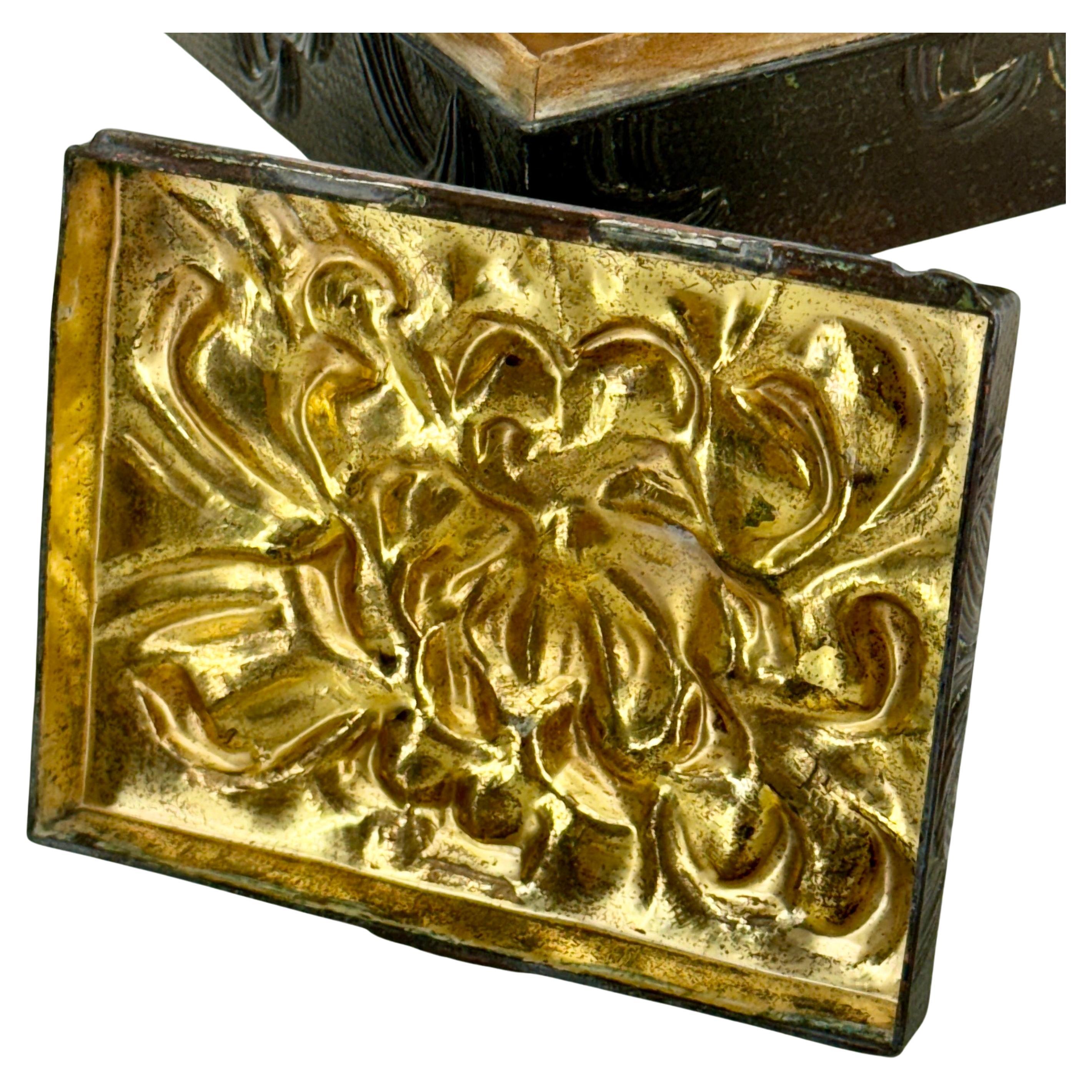 Art Deco Tobacco Cigarette Box in Pewter Wood Interior In Good Condition In Haddonfield, NJ