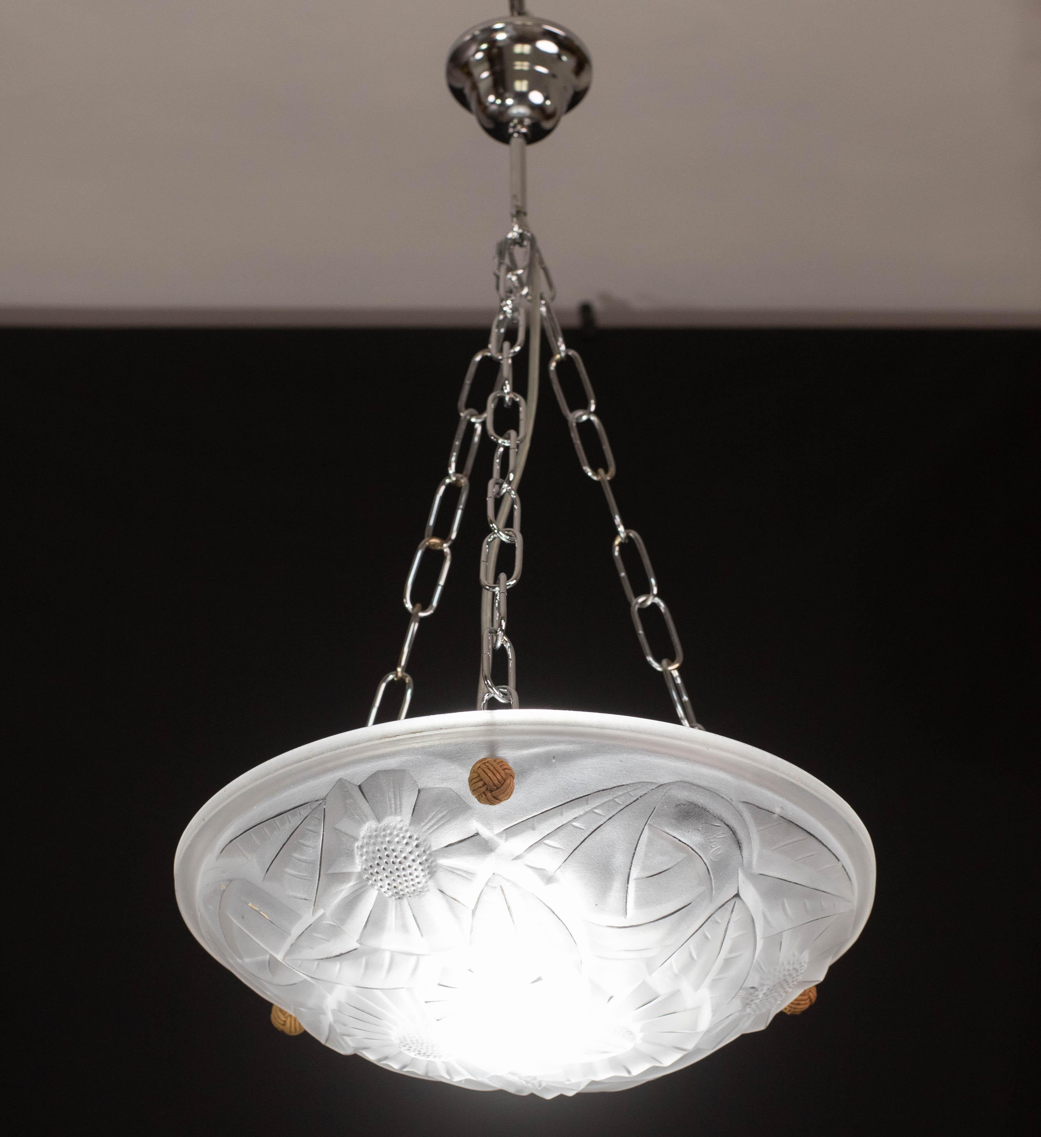 French pendant lamp from the 1920s-1940s with opaline glass shade with floral motifs.
Glass in perfect condition, the three original chains have been replaced with three new ones, adjustable height.
The decorated glass shade has a beautiful floral
