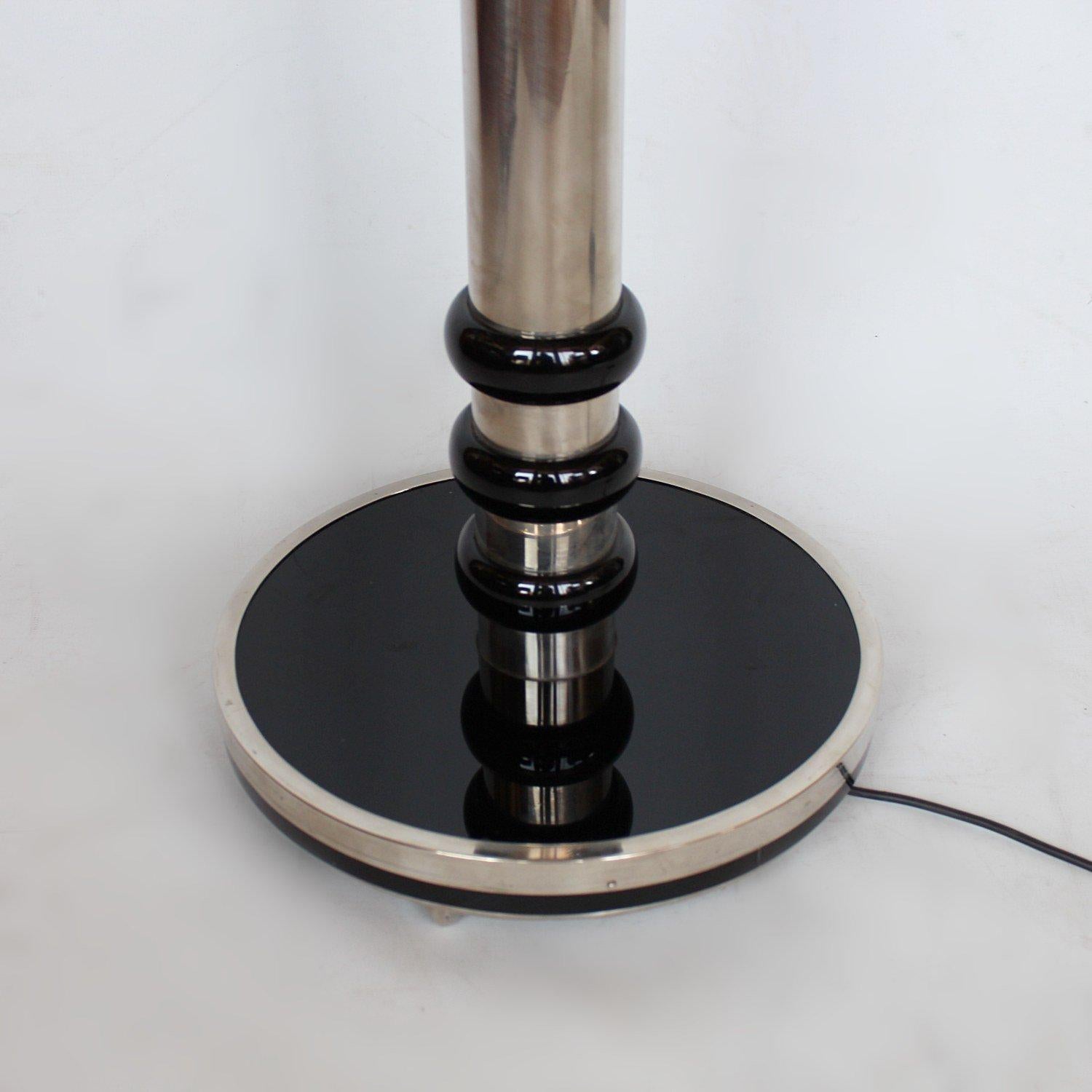 An Art Deco uplighter torchère floor lamp in chromed metal black bakelite base and detail. Refurbished and re-wired.

Dimensions: H 196.5cm, D of shade 29m, D of base 35cm.

 