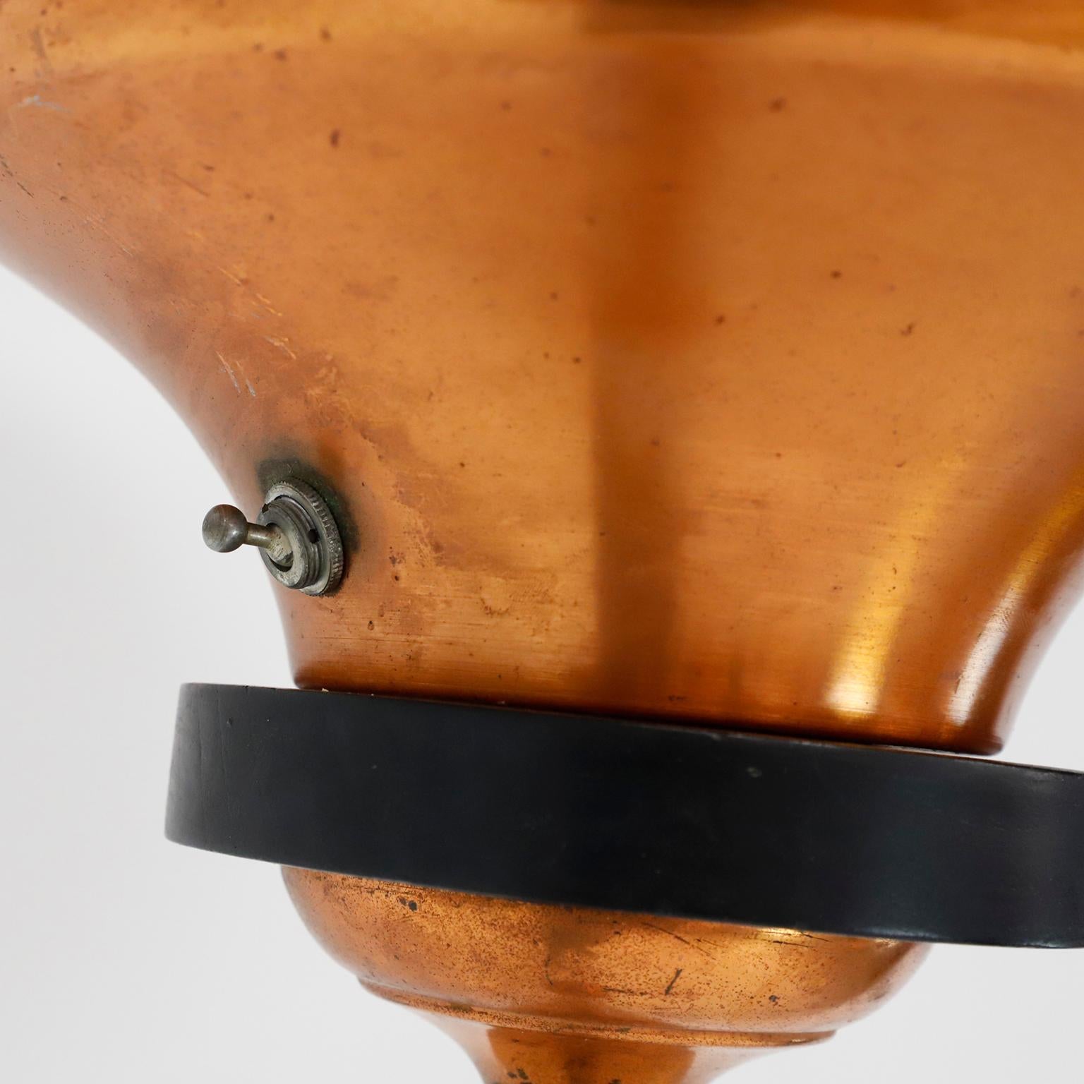 Circa 1920. Nous offrons cette fantastique lampe torchère Art Déco fabriquée en cuivre, détails en bois et belle patine.