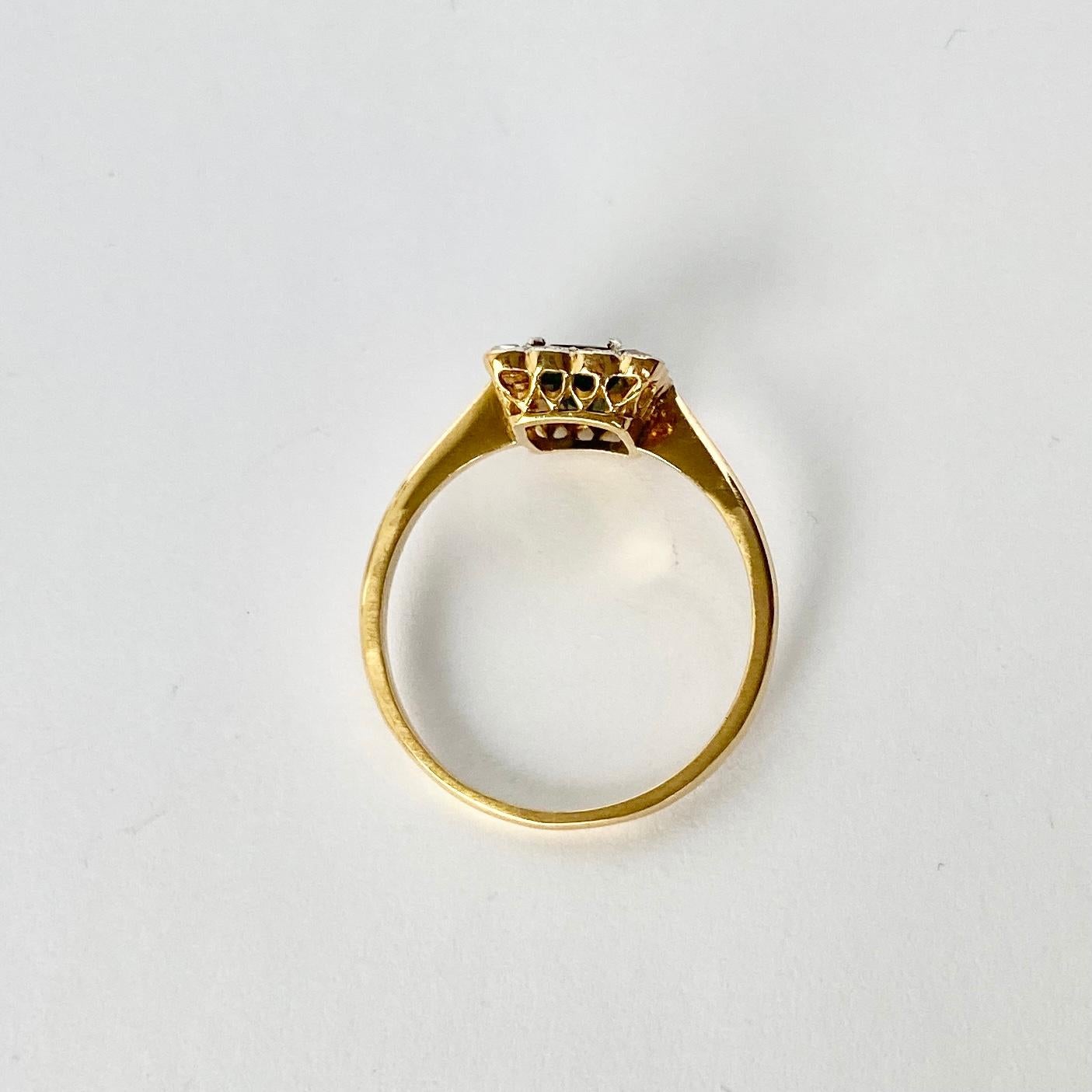 La tormalina di questo anello ha un colore verde intenso e delizioso ed è perfettamente completata da un'aureola di diamanti taglio rosa scintillanti e luminosi. Le pietre sono incastonate nel platino e il resto dell'anello è modellato in oro 18