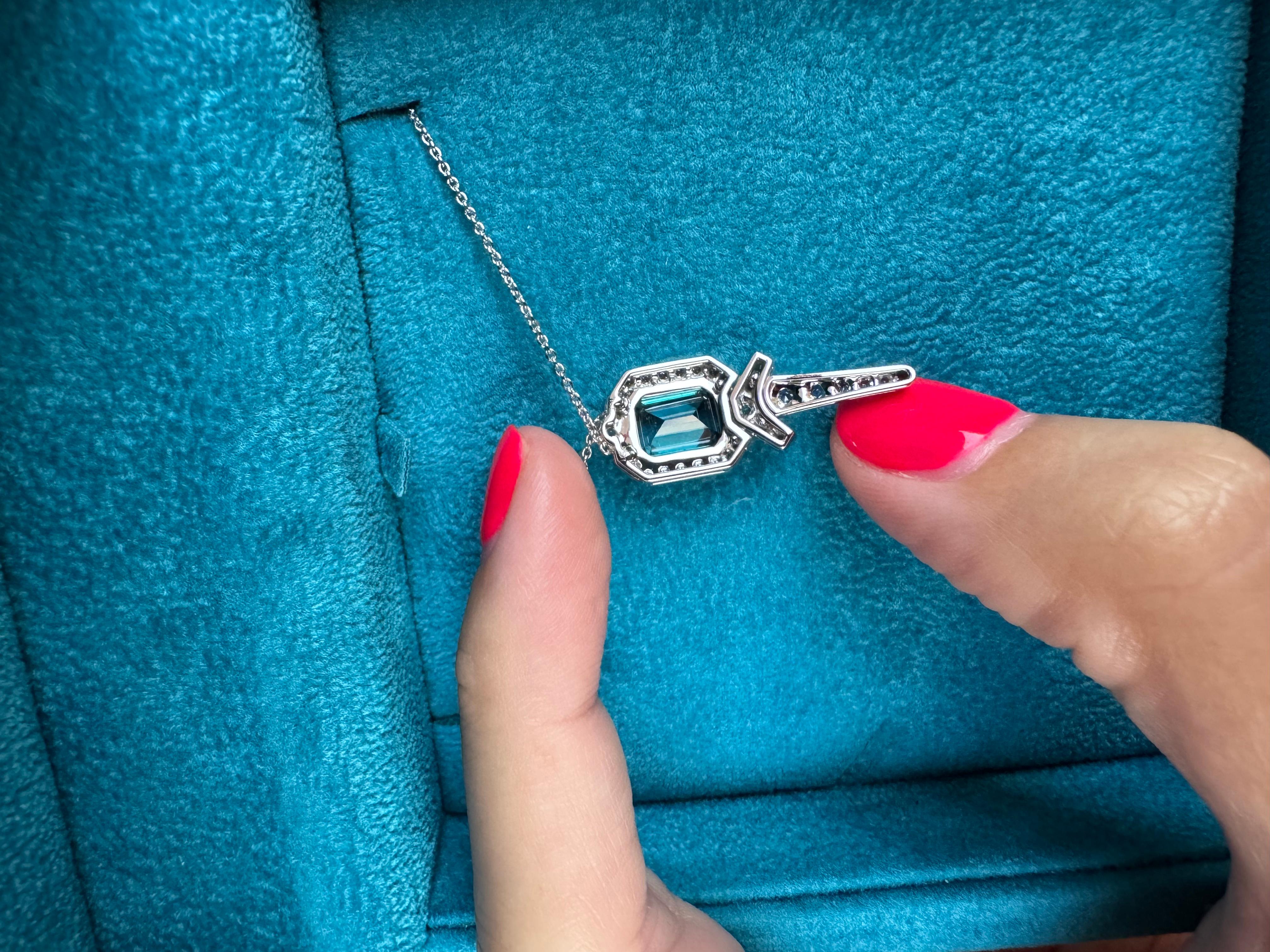 Art Deco Turmalin Blauer Saphir und Diamant 18K Weißgold Halskette (Smaragdschliff) im Angebot