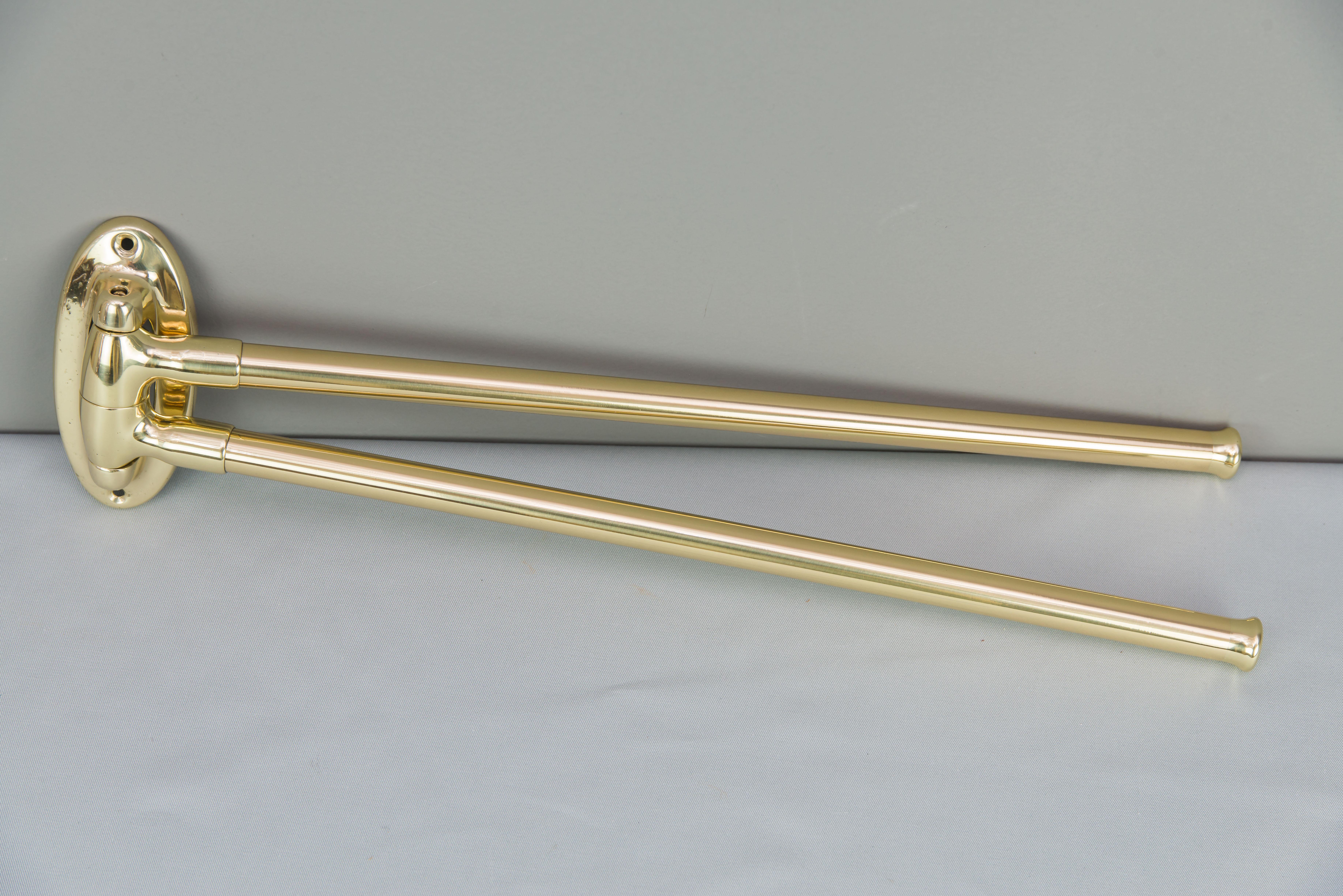 Art Deco towel holder, circa 1920s.
Polished and stove enamelled.