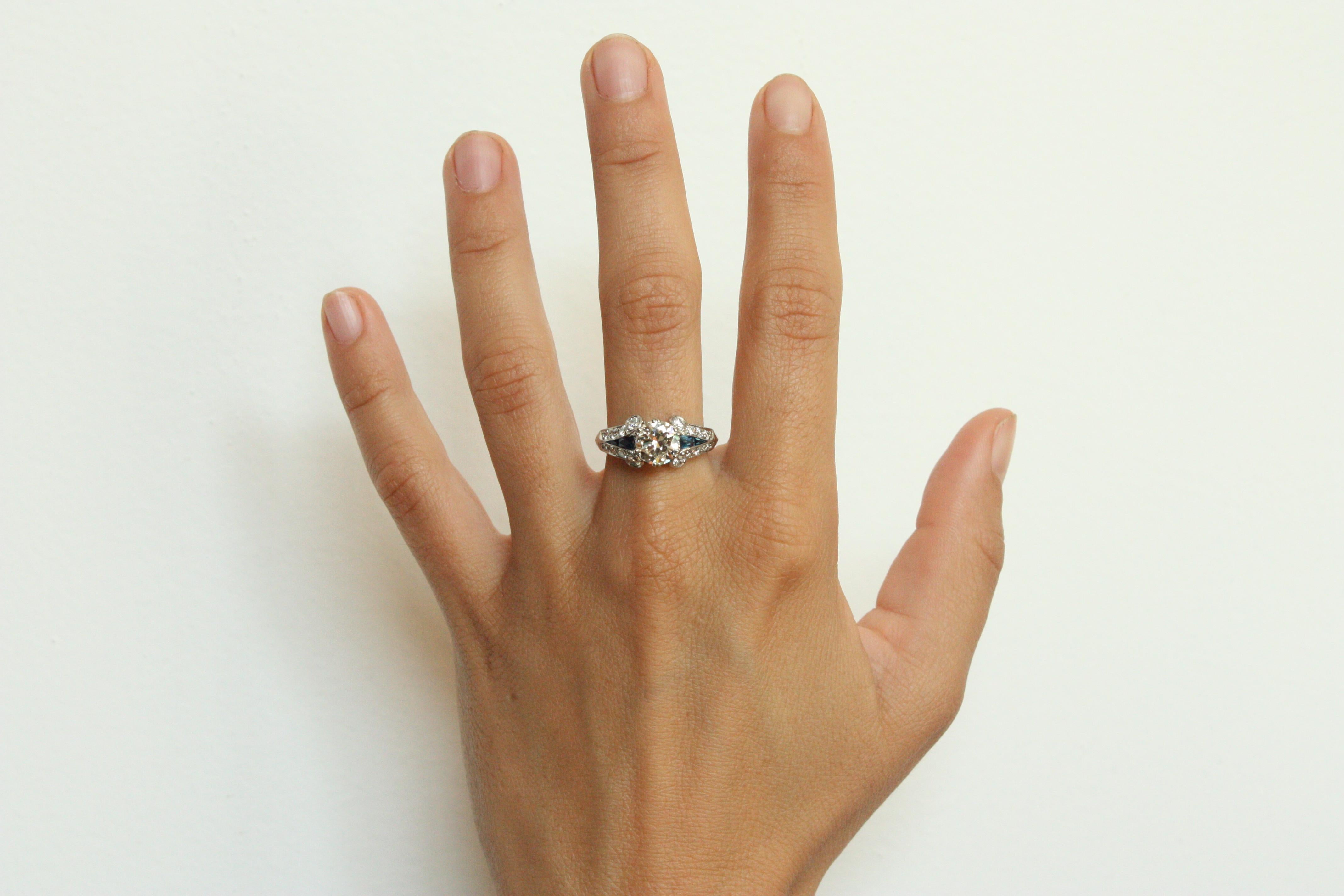 Art Deco Verlobungsring im Übergangsschliff mit 1,14ct Diamant und Saphir aus Palladium (Art déco) im Angebot