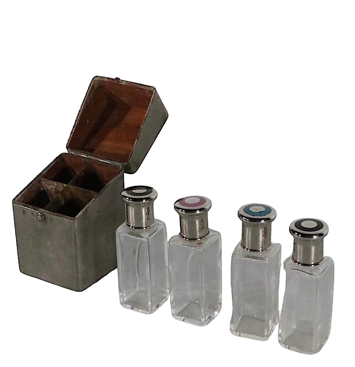 Boîte à flacons de parfum de toilette Art Déco de voyage avec bouteilles d'origine des années 1930 en vente 5