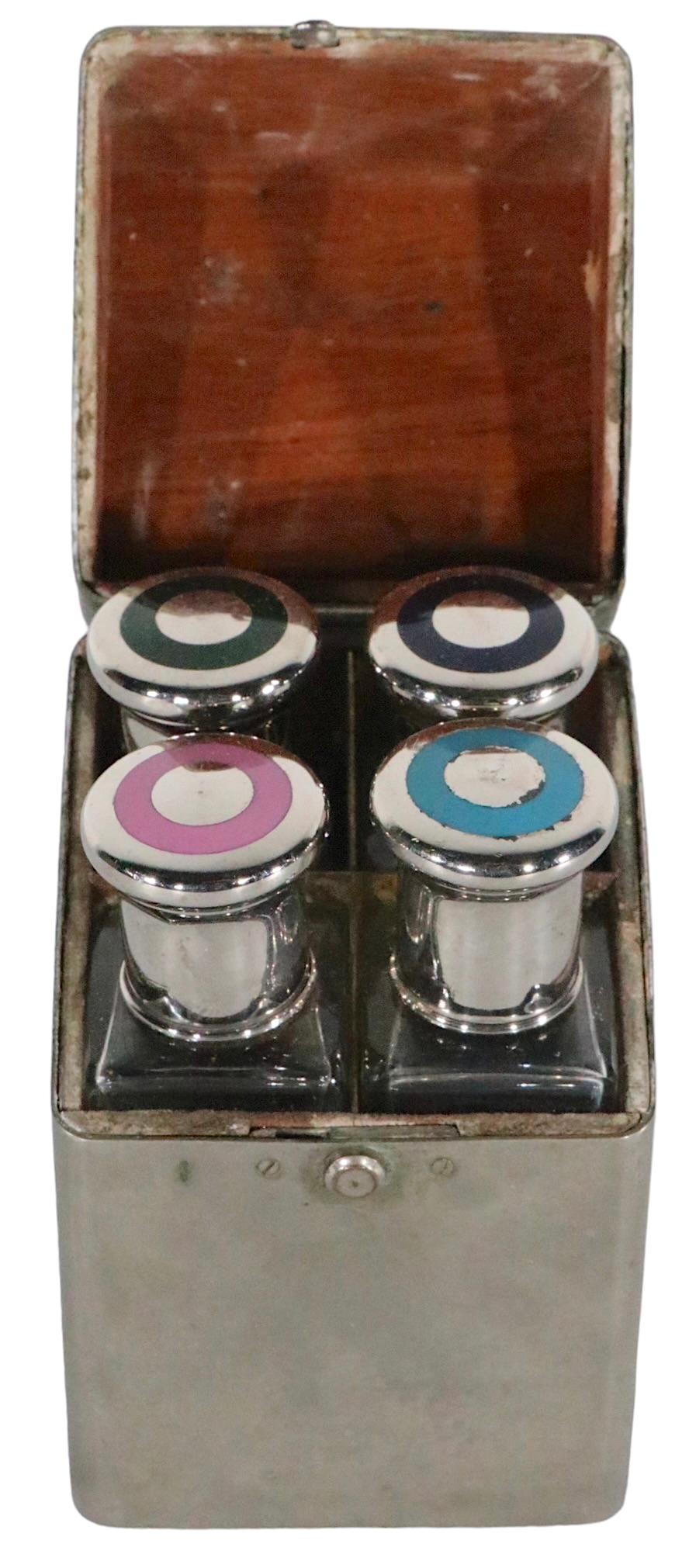 Boîte à flacons de parfum de toilette Art Déco de voyage avec bouteilles d'origine des années 1930 en vente 6