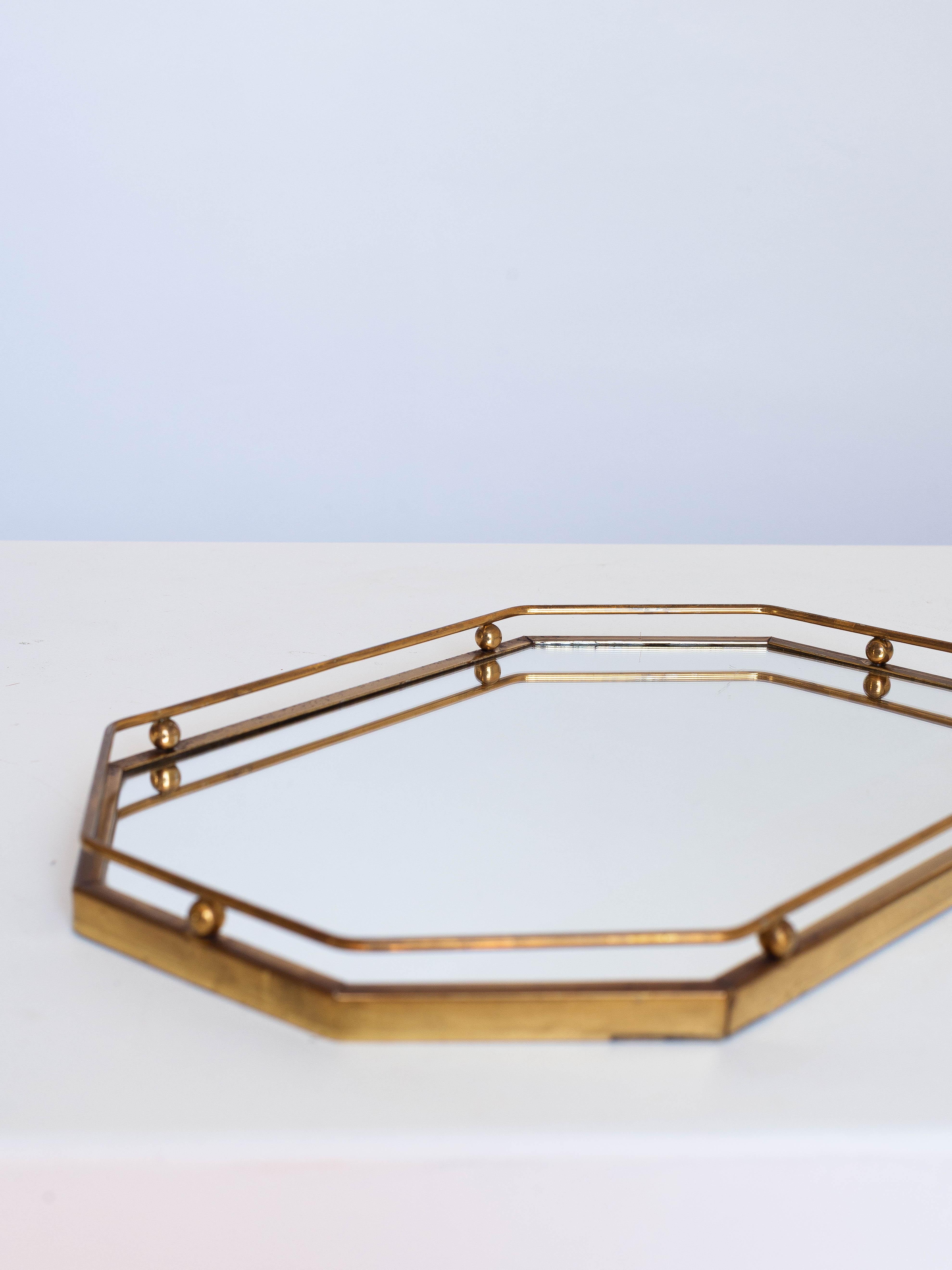 Plateau Art Deco, laiton et verre miroir, 1940s French Mid Century Modern

Elegant plateau de service Art Deco.

Forme octogonale et détails géométriques. 

En laiton et miroir (peut facilement être transformé en miroir mural).

L'arrière du plateau