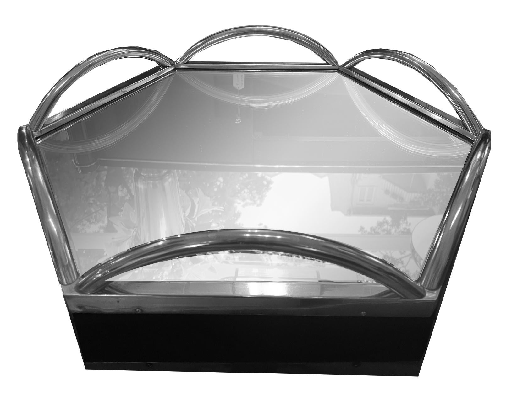 Art Deco tray

Art Deco rotating tray, France around 1930. This extraordinary, mirrored metal tray is a timeless testament to the elegance and functionality of the Art Deco style. Made in France around 1930, it impresses with its hexagonal shape and