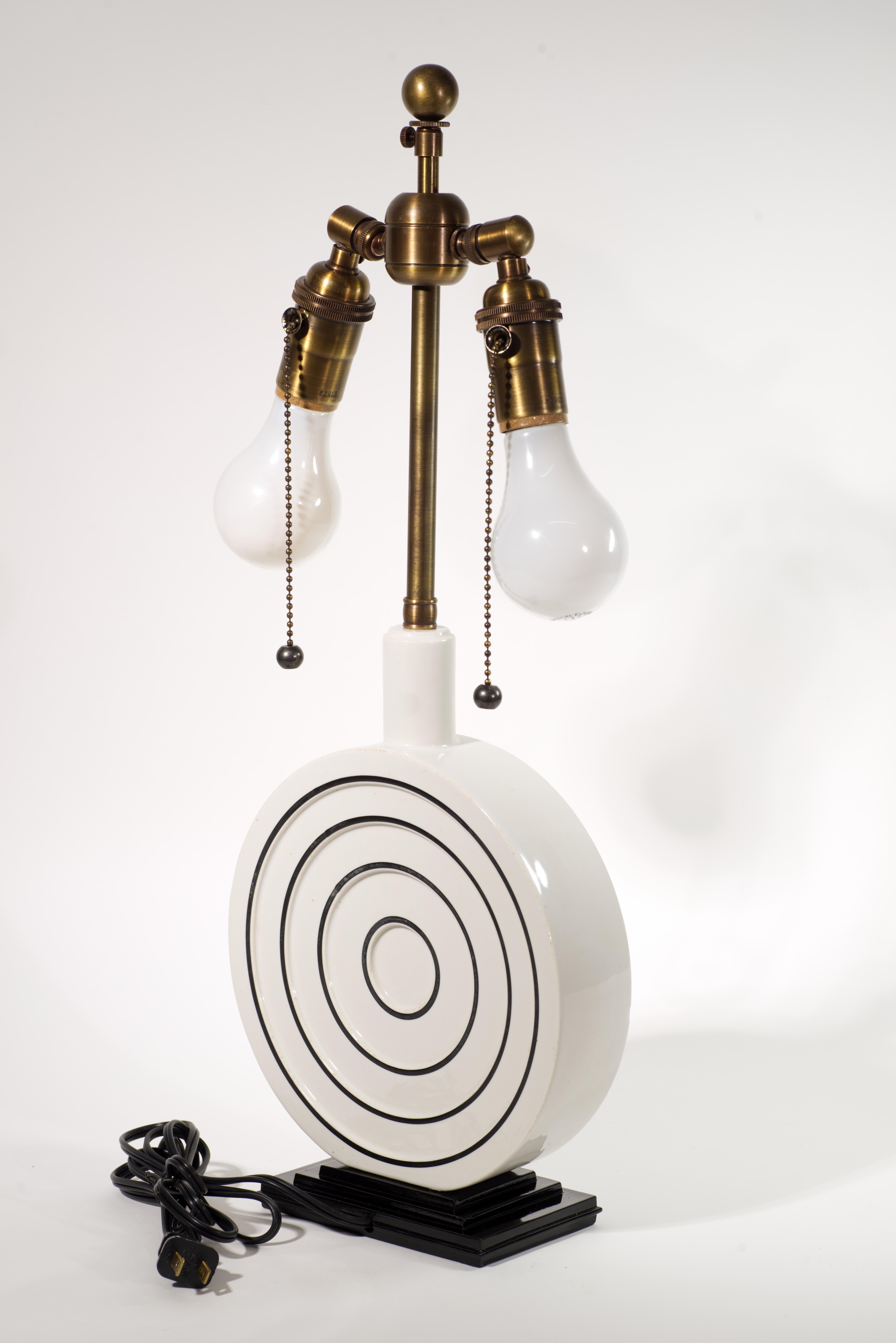Art Deco Trenton Potteries Sculptural Table Lamp, 1930s In Good Condition For Sale In Clifton Springs, NY