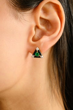 Orecchino a triangolo Art Deco in oro giallo 14K con diamante smeraldo e smalto nero