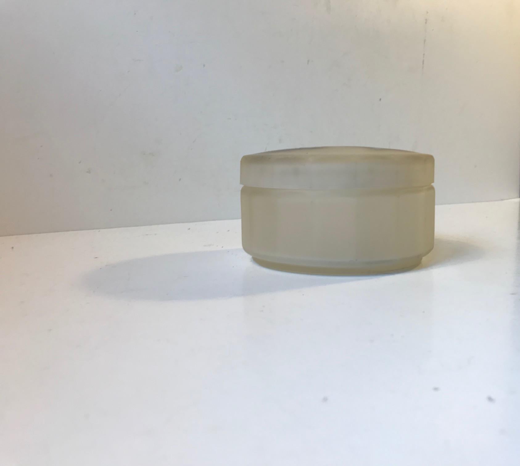 Singular baratija multifacética con un motivo pintado a mano en la tapa. Se fabricó en Dinamarca durante la década de 1920, probablemente en Lyngby Glas, Copenhague.