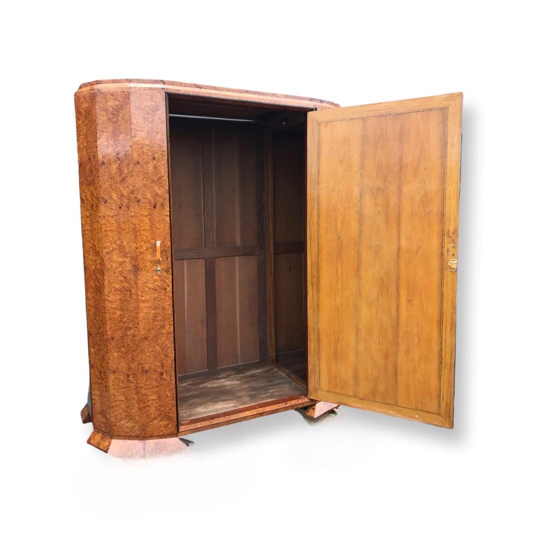 We are proud to present this stunning 1920s Art Deco period triple wardrobe. Recently restored and refurbished in our in house workshops and is presented in stunning showroom condition. It has been sympathetically French polished throughout to