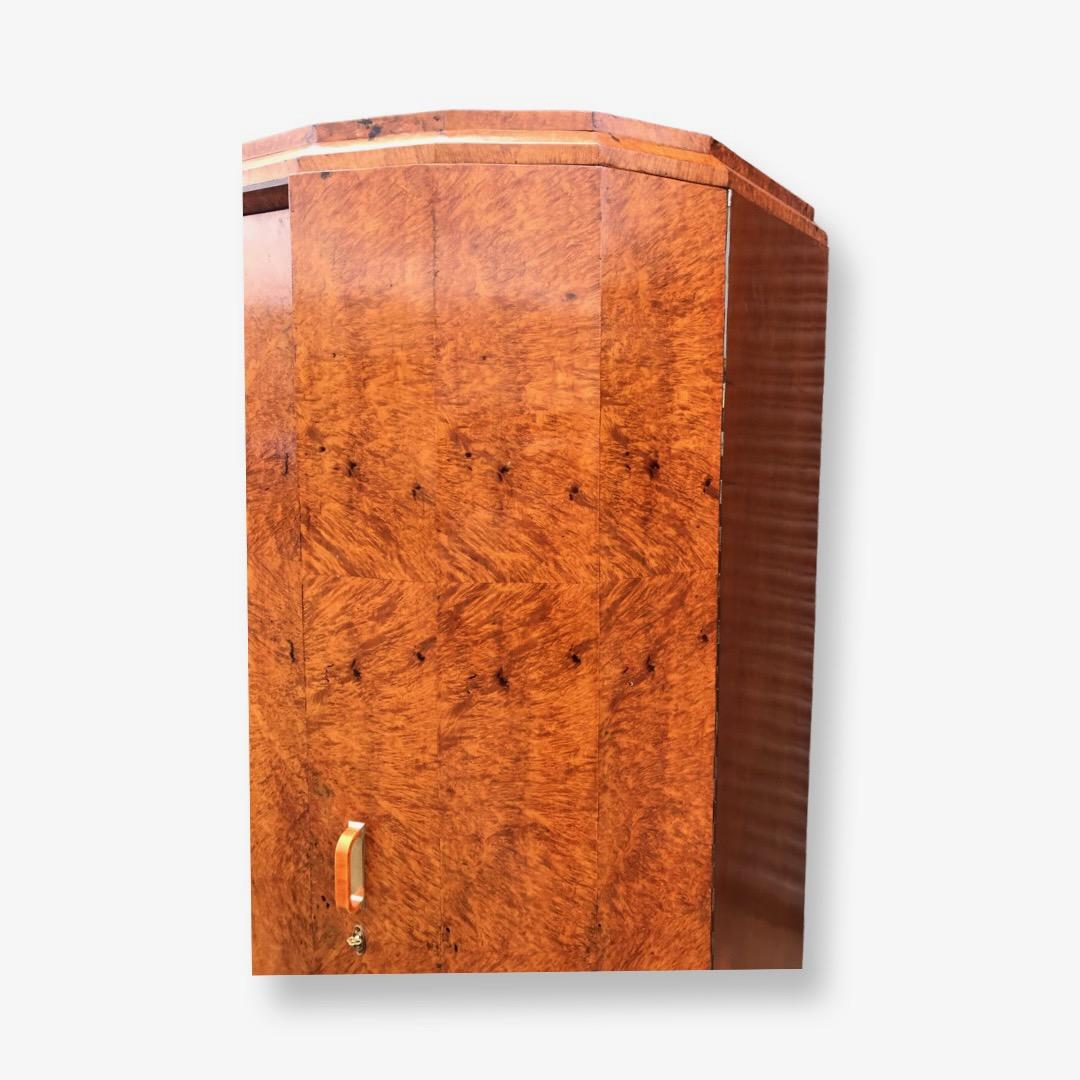 Art Deco Kleiderschrank Nussbaum dreifach gemasert (flatpack) im Angebot 1