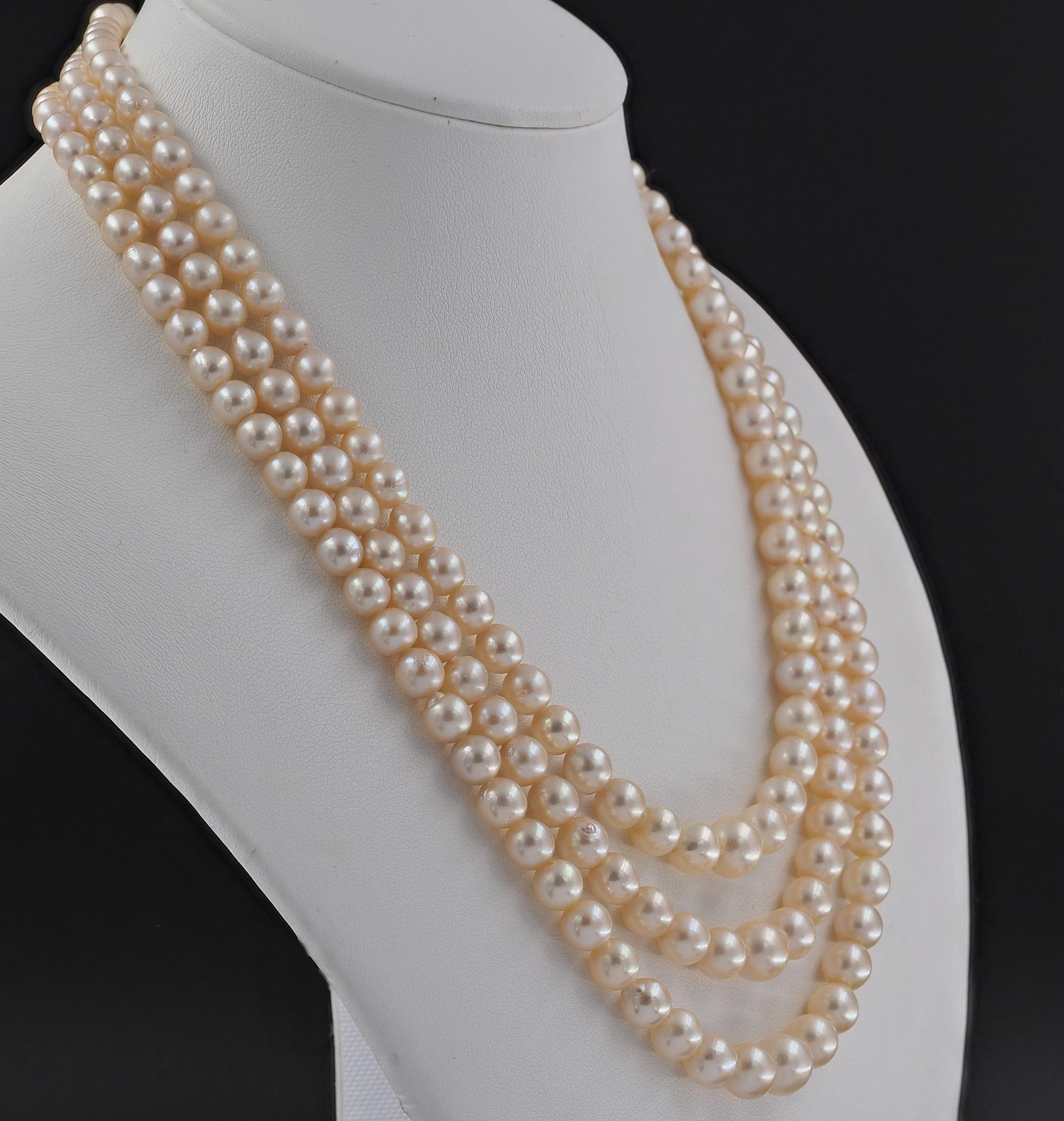 Art Deco Triple Strand Pearl 3.60 Ct Diamond Clasp Rare Necklace  In Good Condition For Sale In Napoli, IT