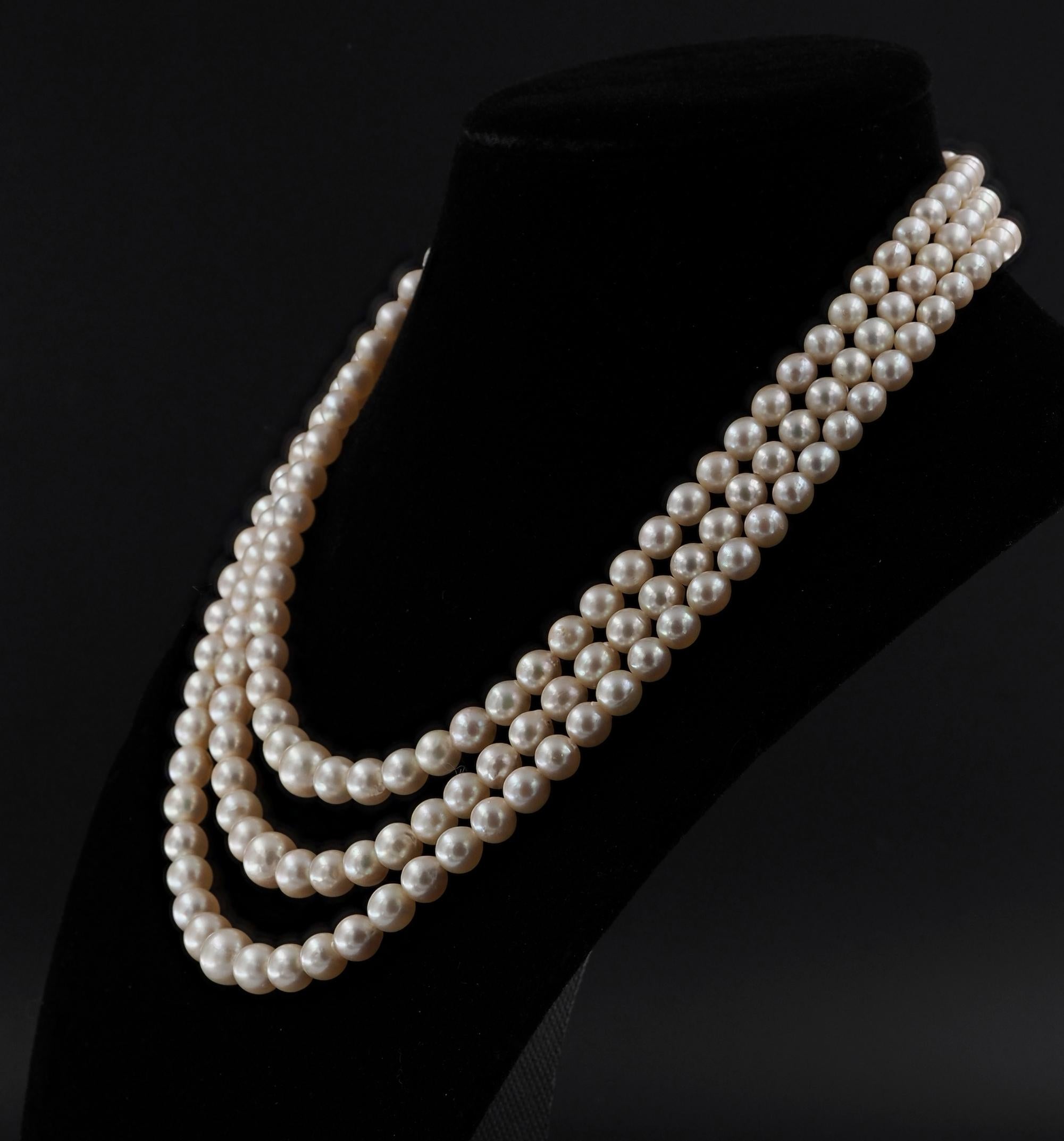 Art Deco Dreireihige Perlen-Halskette mit 3,60 Karat Diamant-Verschluss, selten  im Angebot 1